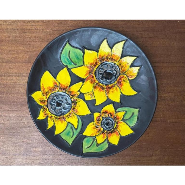 Plato de pared de Studio Pottery alemán de mediados de siglo con diseño de girasol, años 60 Moderno de mediados de siglo en venta