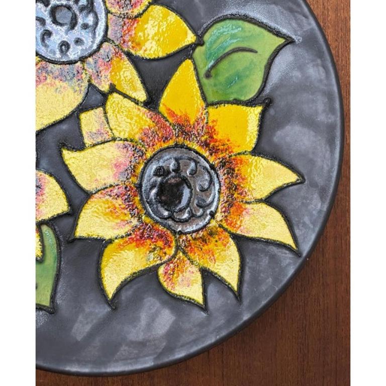 Plato de pared de Studio Pottery alemán de mediados de siglo con diseño de girasol, años 60 Alemán en venta