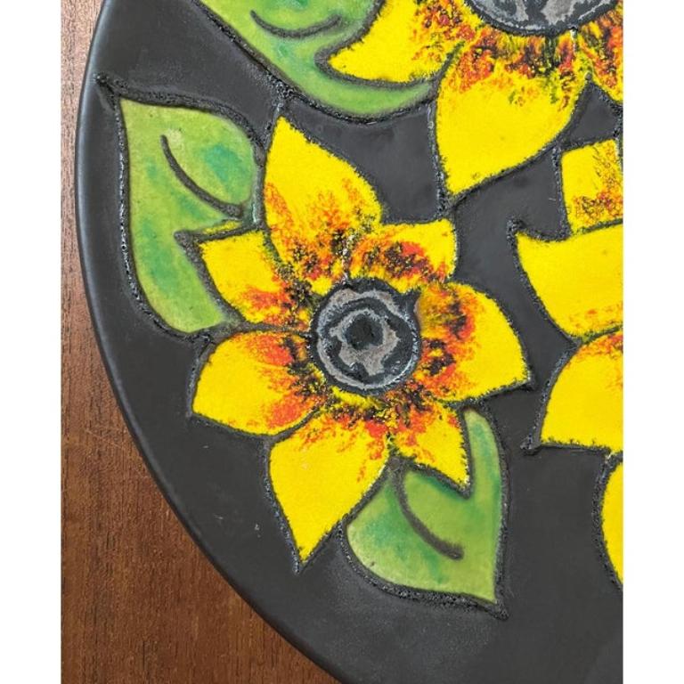 Plato de pared de Studio Pottery alemán de mediados de siglo con diseño de girasol, años 60 siglo XX en venta