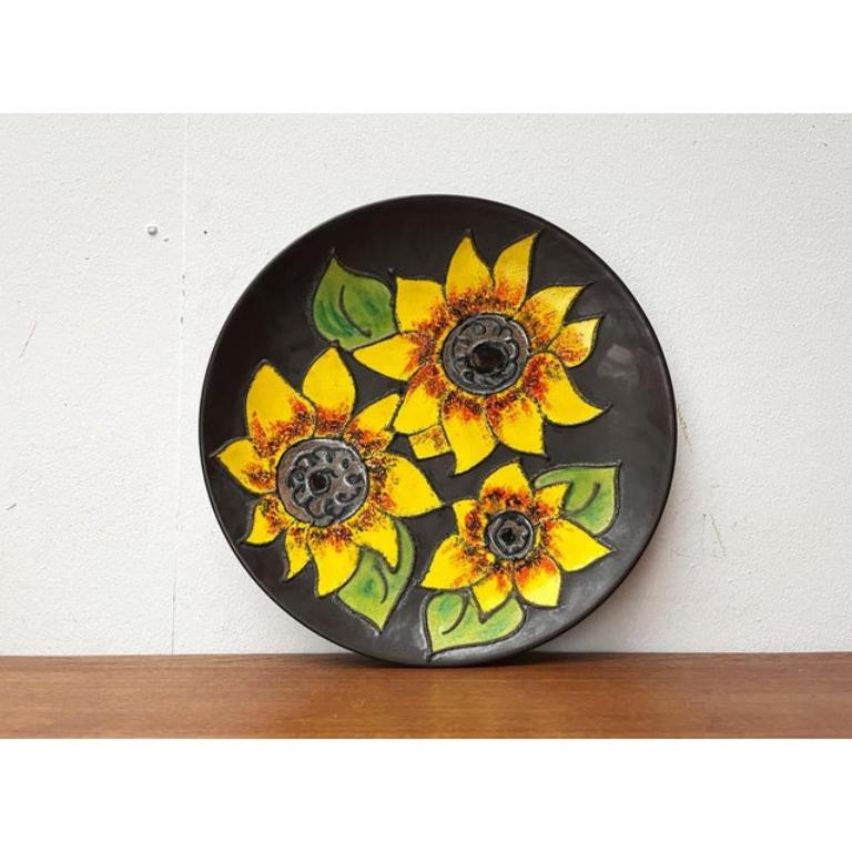 Plato de pared de Studio Pottery alemán de mediados de siglo con diseño de girasol, años 60 Cerámico en venta