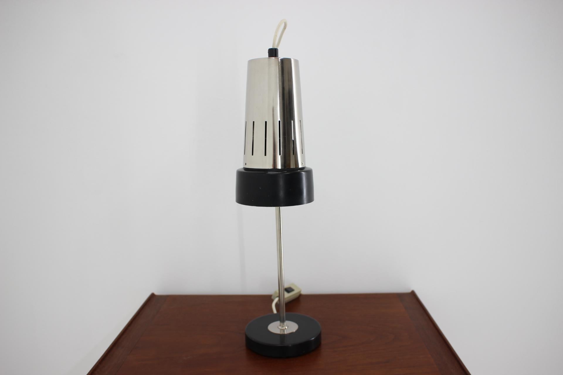 Lampe de table allemande du milieu des années 1980 Bon état - En vente à Praha, CZ