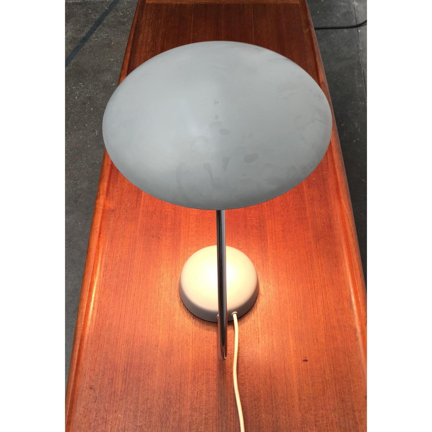 Elegante lámpara de escritorio Mid Century de Cosack lights en un gris liso.

Esta lámpara corresponde con su altura de unos 40 cm y un diámetro de pantalla de 35 cm a una de las lámparas de escritorio más grandes de la época. Especialmente aquí
