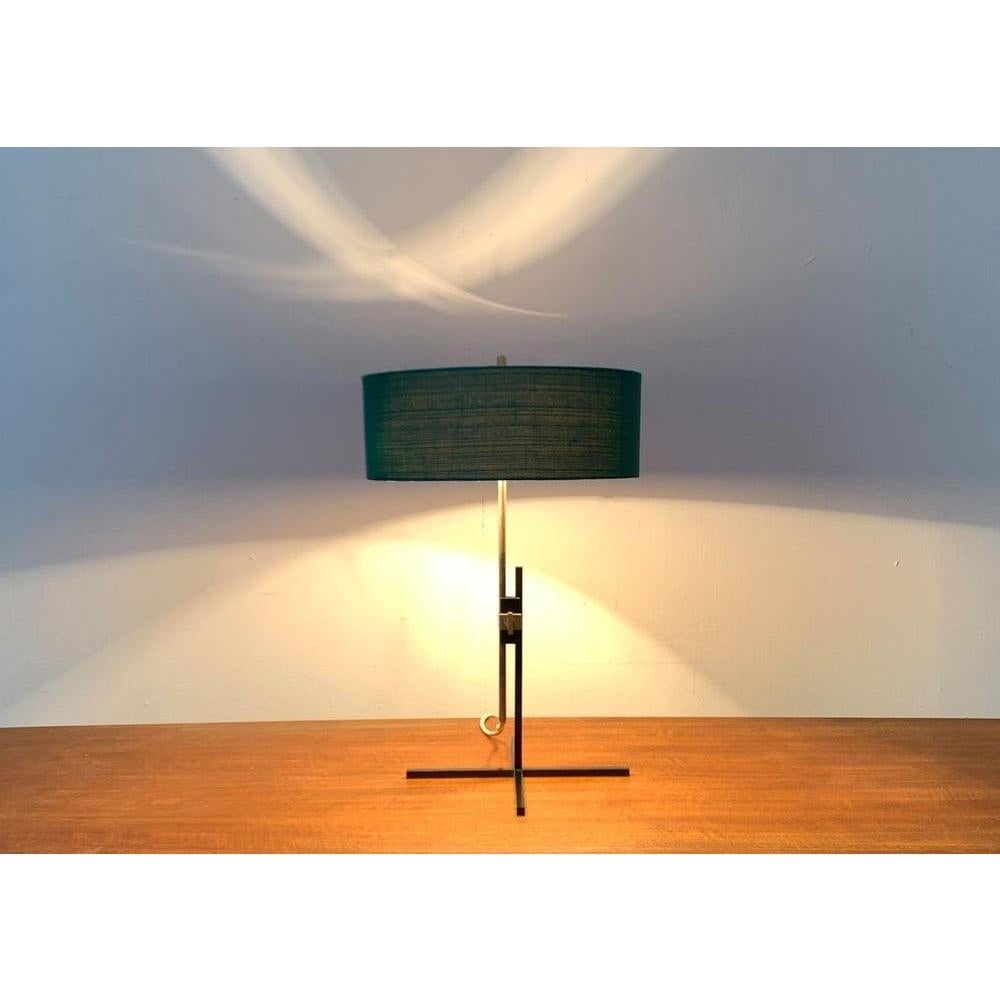 Rarísima lámpara de sobremesa de mediados de siglo de Kaiser glow con un pie especial minimalista.

El detalle especial de esta lámpara es el sencillo pie de estrella negro de varillas cuadradas, difícil de superar en cuanto a sencillez y elegancia
