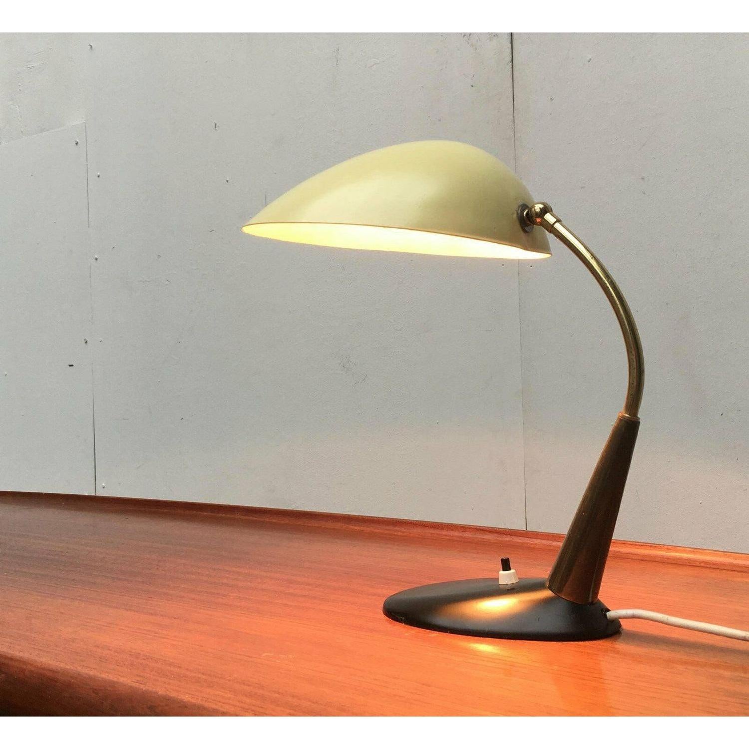 Lampada da tavolo di metà secolo di Cosack basata su un design degli anni '50.

Un design elegante. Le forme curve del paralume, della base e del braccio fluiscono armoniosamente l'una nell'altra. Il paralume a forma di foglia, finemente lavorato, è