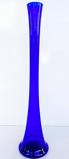 Grand vase soliflore allemand en verre bleu cobalt du milieu du siècle, Salco Kristallglas