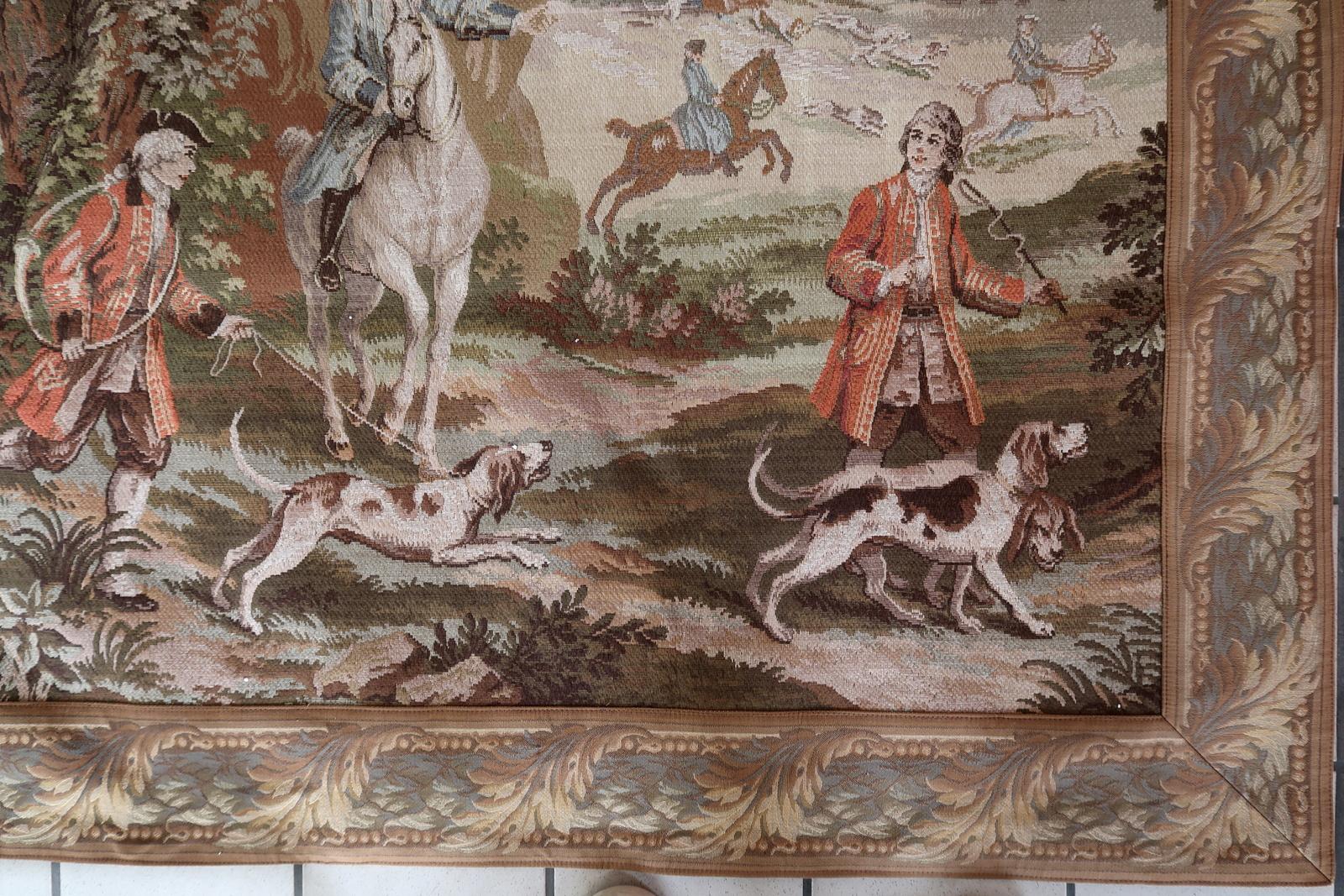 Tenture en tapisserie allemande du milieu du siècle, scène de chasse, 6.11' x 5.1'.
Grande tapisserie murale allemande vintage, Allemagne de l'Ouest, circa 1950
Cette impressionnante tapisserie murale vintage a été tissée en Allemagne de l'Ouest au