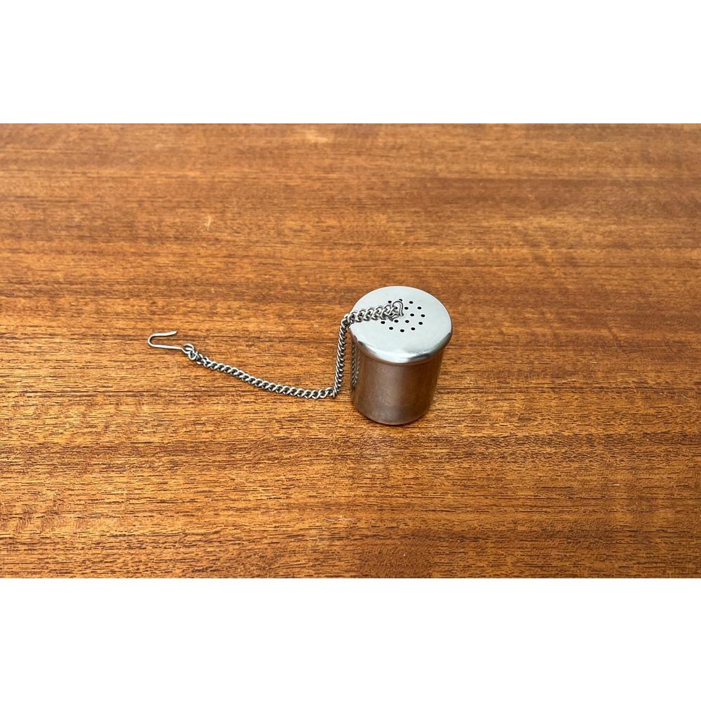 Boule à thé allemande du milieu du siècle par Wilhelm Wagenfeld pour WMF, années 1960, en très bon état. Conçue de 1960 à 1969 Cette pièce porte une marque d'attribution.

Informations complémentaires :
Matériaux : Métal
Couleur : Argent
Styles :
