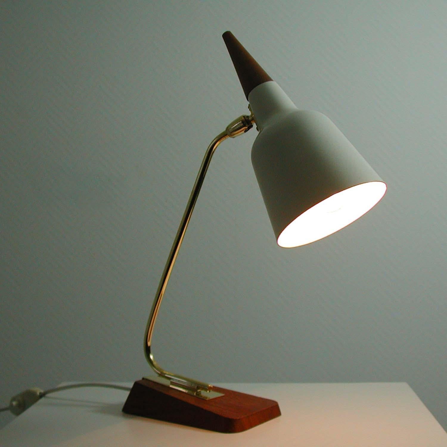 Lampe de bureau allemande en teck et laiton du milieu du siècle dernier par Kaiser Leuchten, années 1950 en vente 4