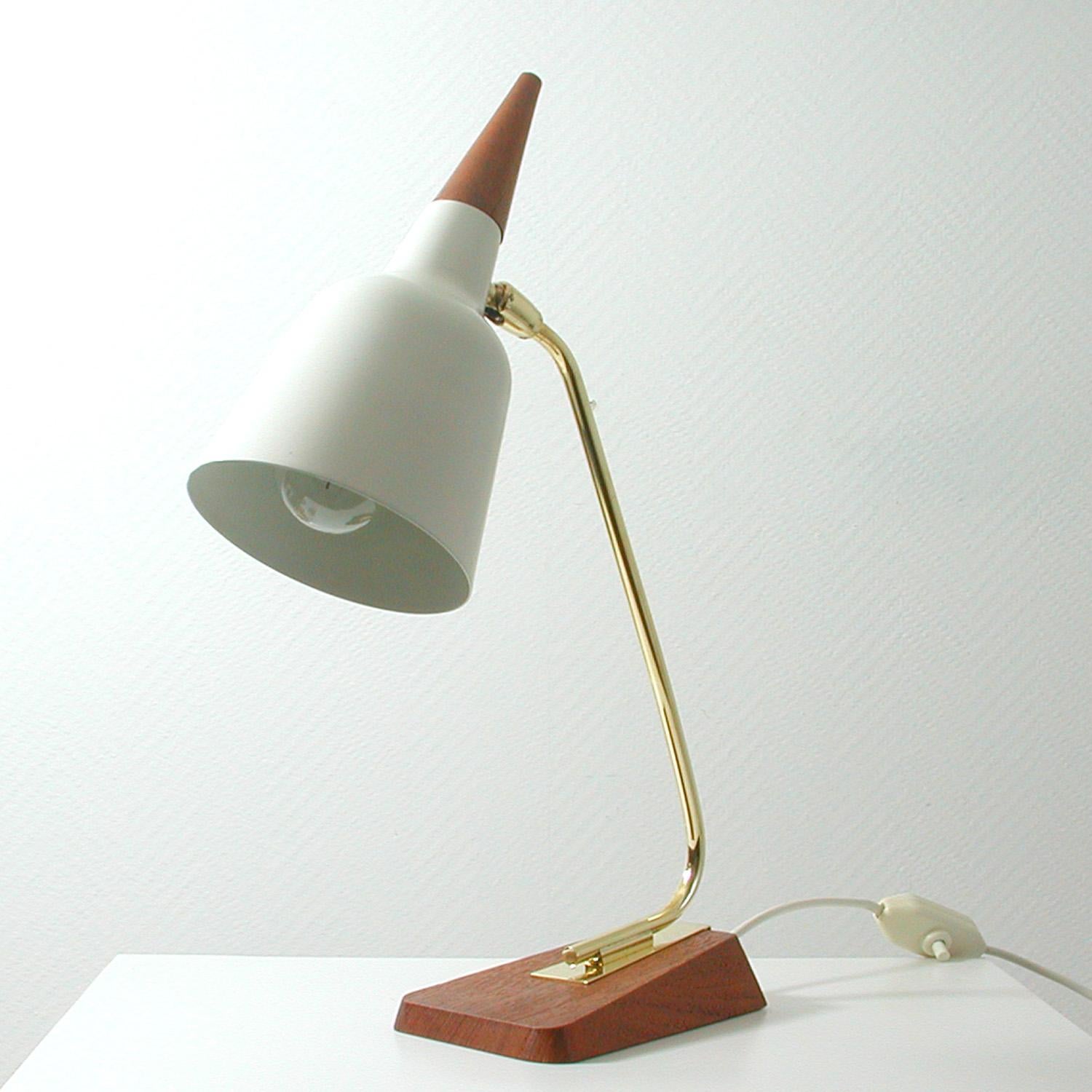 Mid-Century Modern Lampe de bureau allemande en teck et laiton du milieu du siècle dernier par Kaiser Leuchten, années 1950 en vente