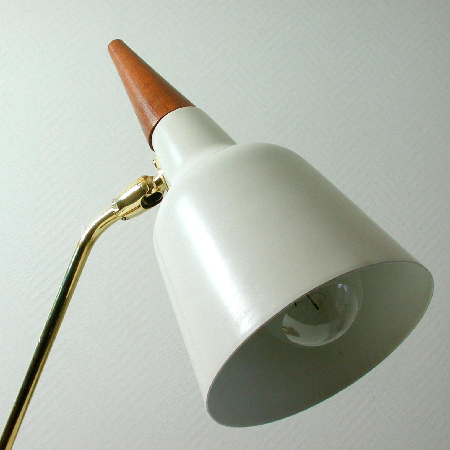 Métal Lampe de bureau allemande en teck et laiton du milieu du siècle dernier par Kaiser Leuchten, années 1950 en vente