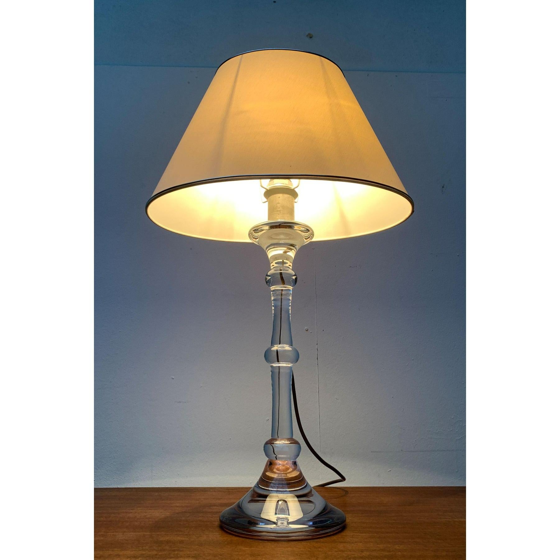 Lampada da tavolo in vetro Tiffany tedesca di metà secolo di Ingo Maurer, anni '60 in vendita 3