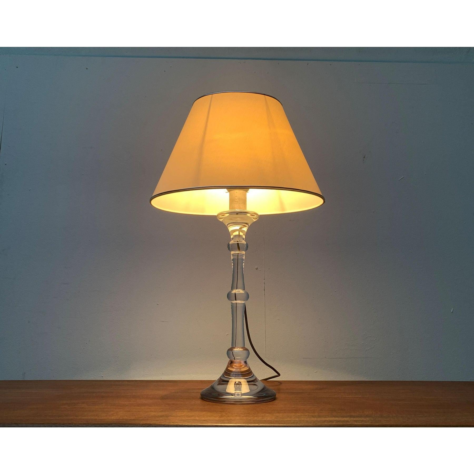 Lampada da tavolo in vetro Tiffany tedesca di metà secolo di Ingo Maurer, anni '60 in vendita 5
