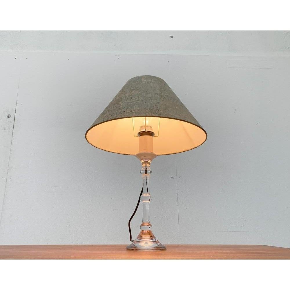 Un des premiers modèles du célèbre designer de luminaires Ingo Maurer datant de la fin des années 60. Ici, dans une tension spéciale du bouclier.

Un design élégant et classique. Le pied est en verre transparent et richement orné. L'écran a une
