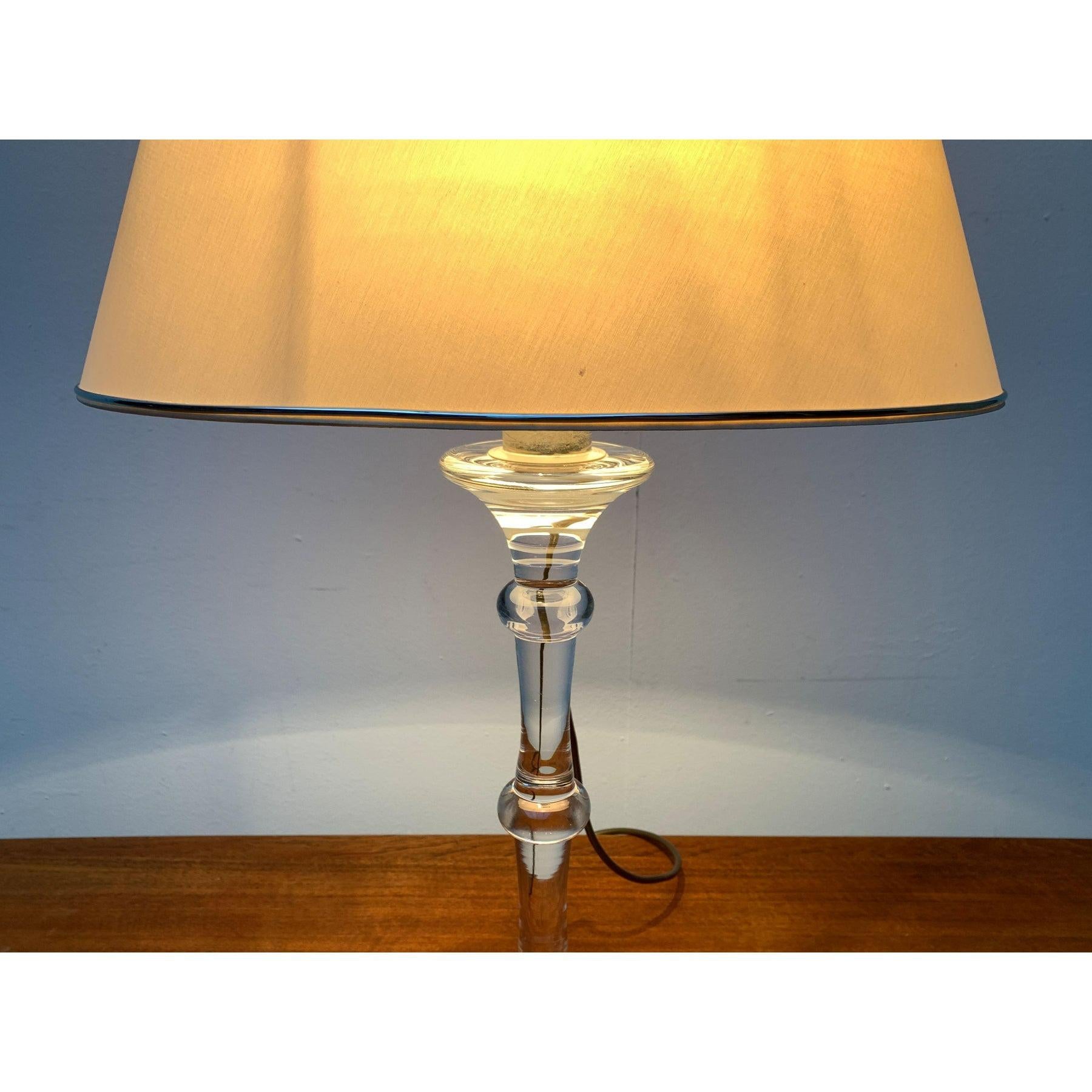 Un primo progetto del noto designer di luci Ingo Maurer della fine degli anni '60.

Un design elegante e classico. Il piede è realizzato in vetro trasparente e riccamente ornato. L'ombrello ha una forma ovale. La luce che fuoriesce mette in scena la