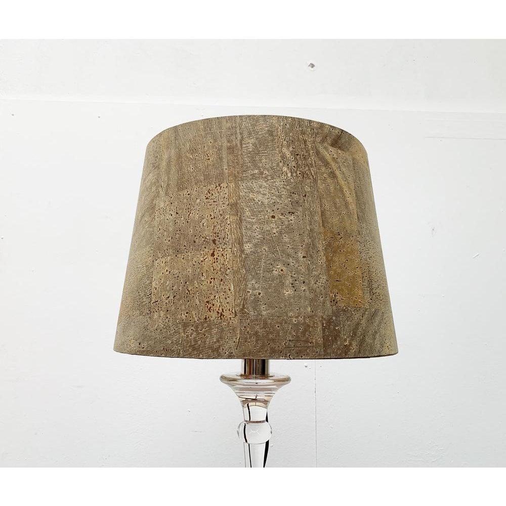 Un primo disegno del noto designer di lampade Ingo Maurer della fine degli anni '60. Qui in una speciale tensione dello scudo.

Un design elegante e classico. Il piede è in vetro trasparente e riccamente ornato. Lo schermo ha una forma semplice e