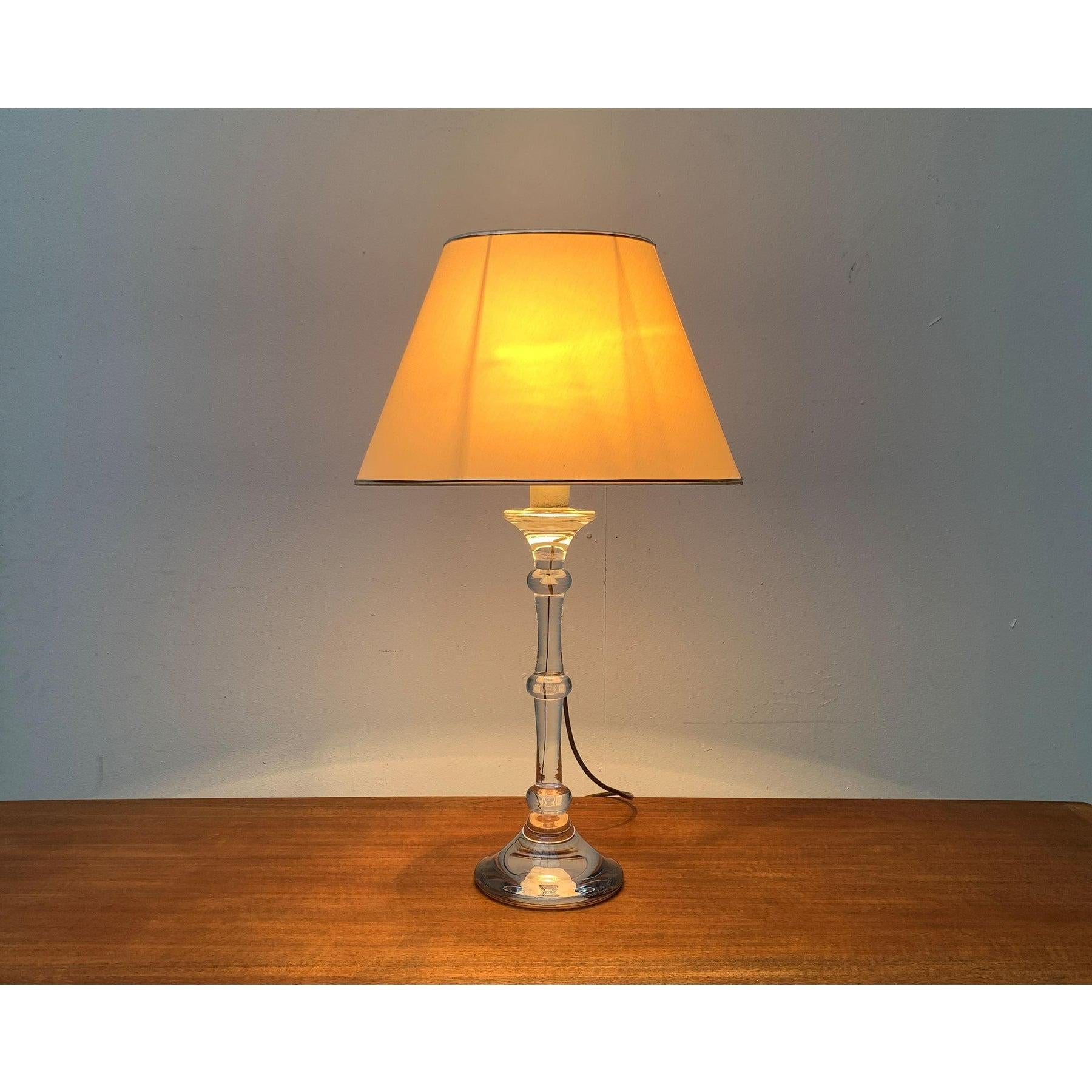 Mid-Century moderno Lampada da tavolo in vetro Tiffany tedesca di metà secolo di Ingo Maurer, anni '60 in vendita
