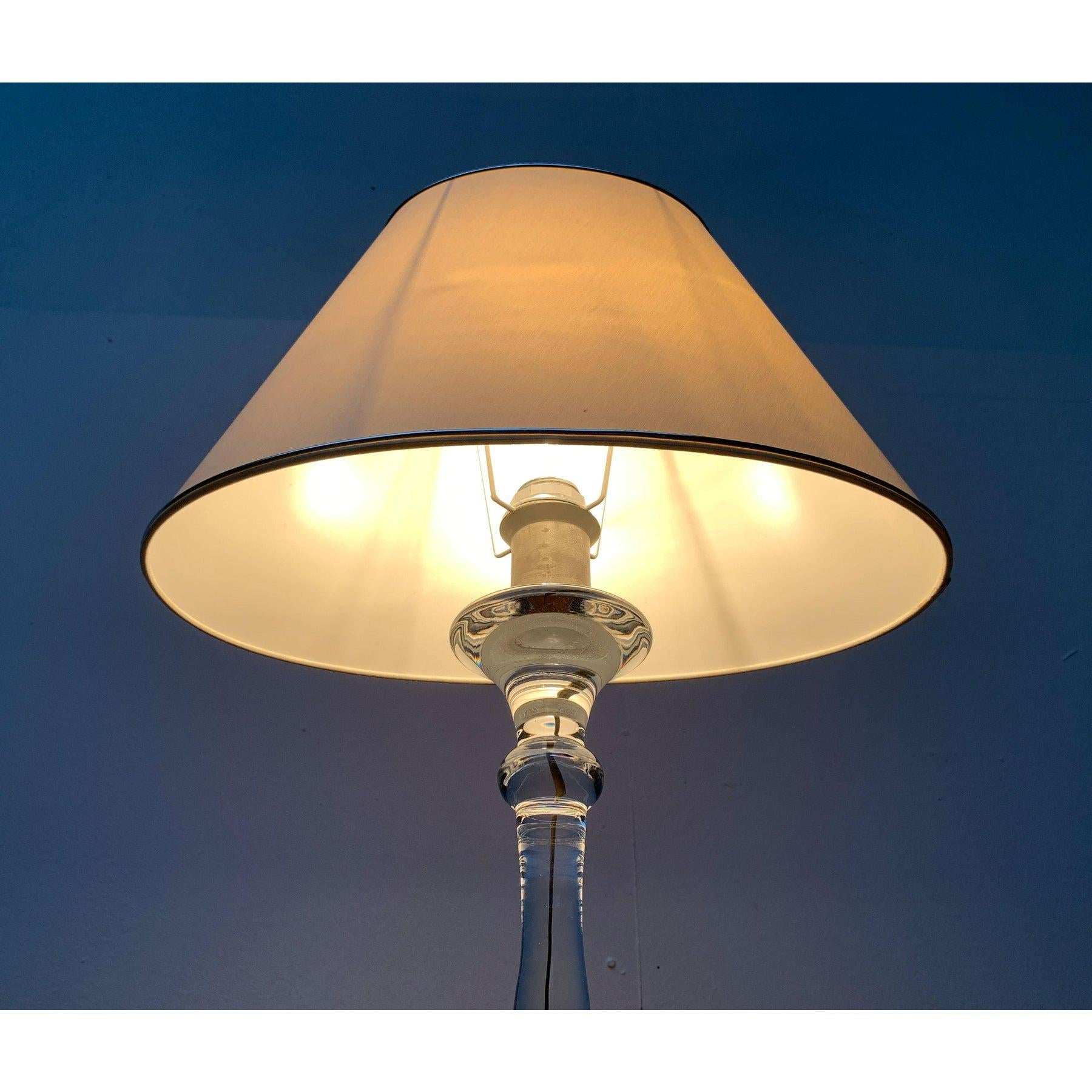 Tedesco Lampada da tavolo in vetro Tiffany tedesca di metà secolo di Ingo Maurer, anni '60 in vendita