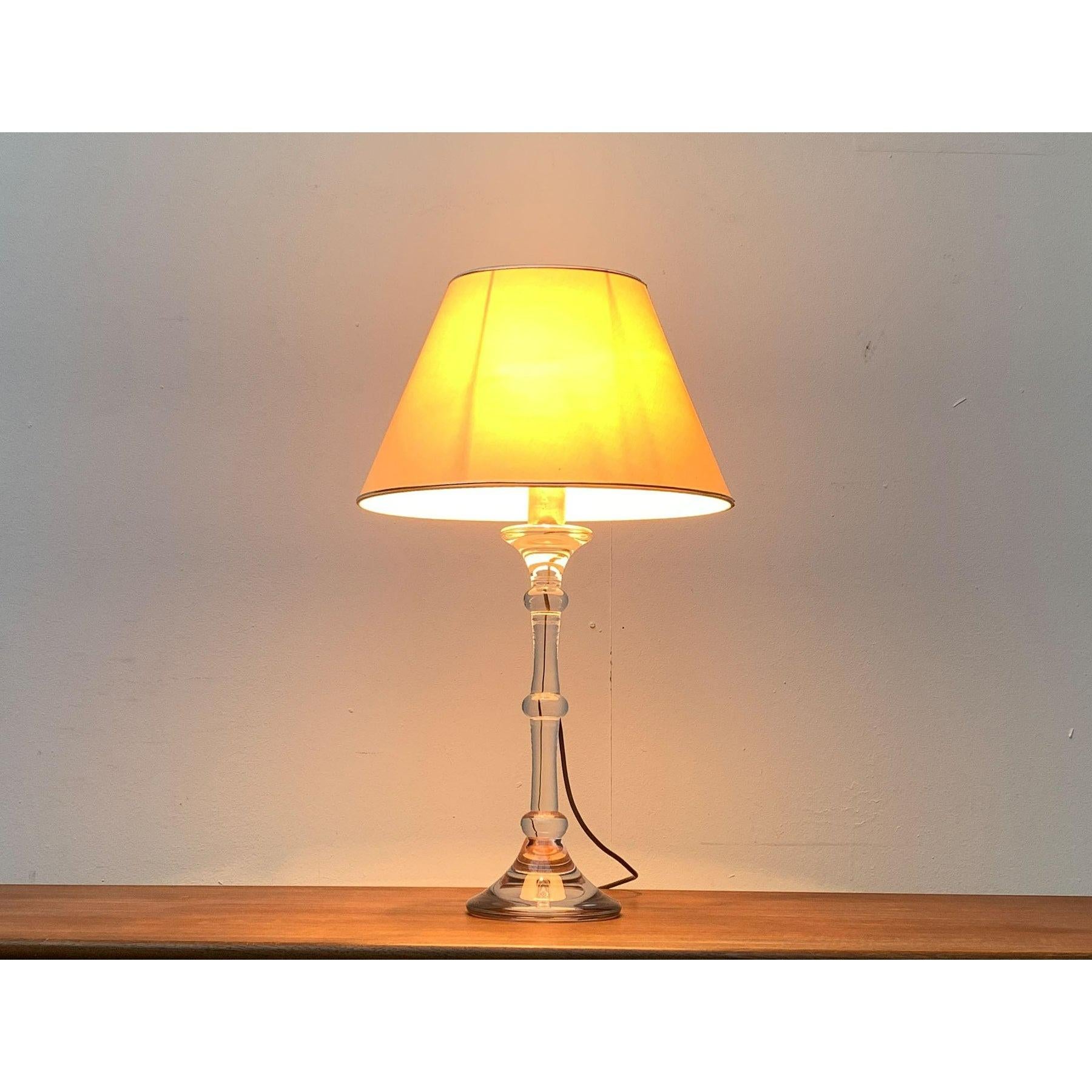 Lampada da tavolo in vetro Tiffany tedesca di metà secolo di Ingo Maurer, anni '60 In condizioni ottime in vendita a Hamburg, DE