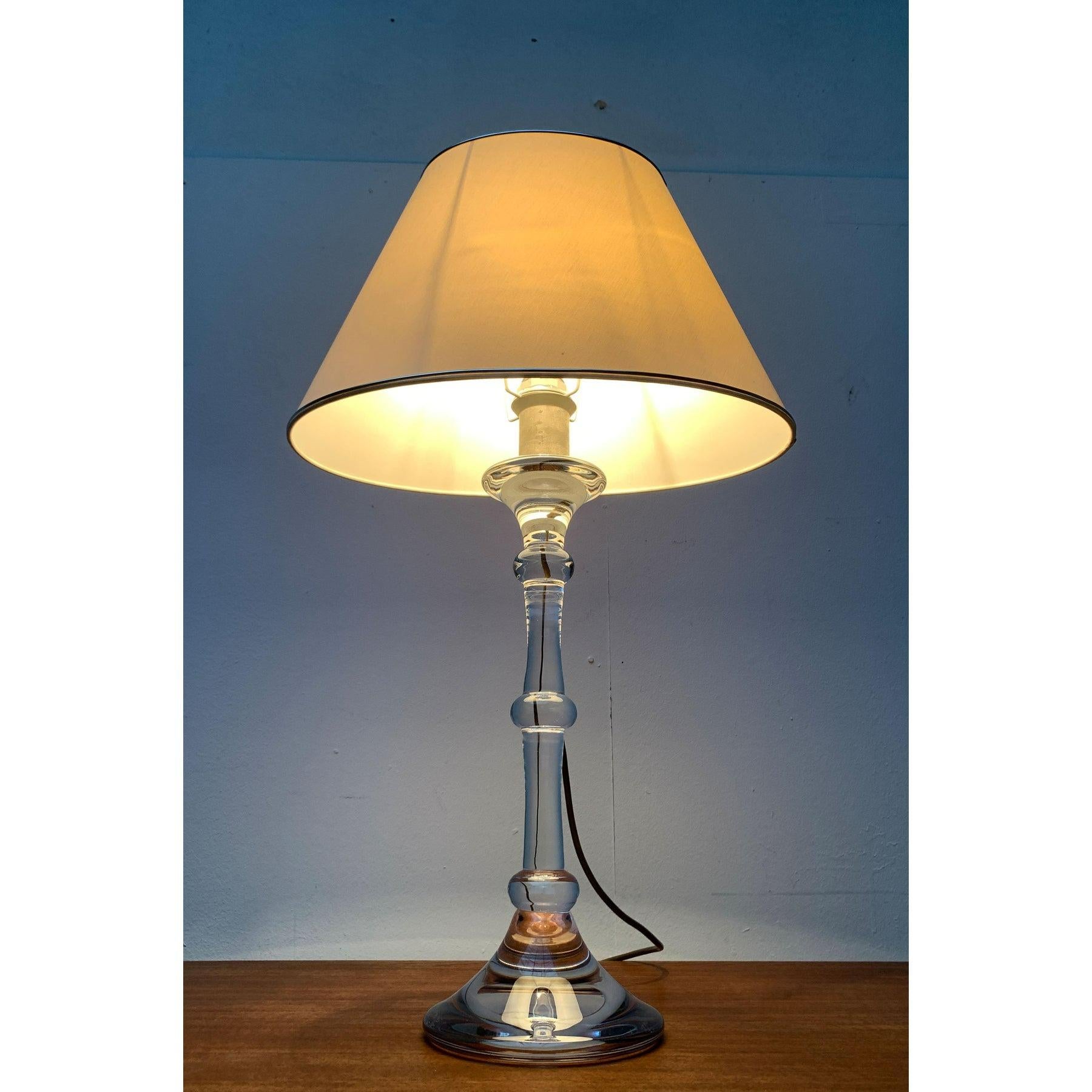 XX secolo Lampada da tavolo in vetro Tiffany tedesca di metà secolo di Ingo Maurer, anni '60 in vendita