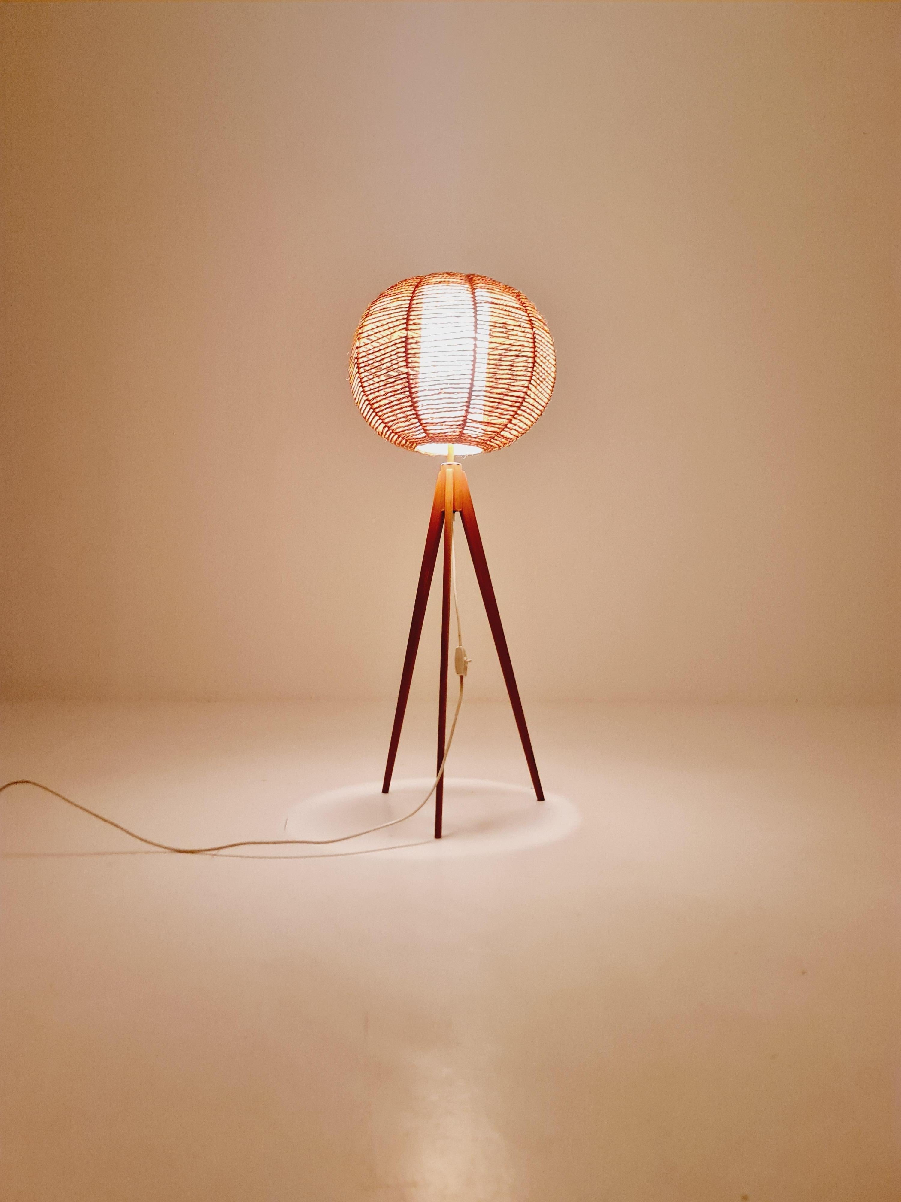 Milieu du XXe siècle Lampadaire tripode allemand du milieu du siècle, Beeche, années 1960 en vente