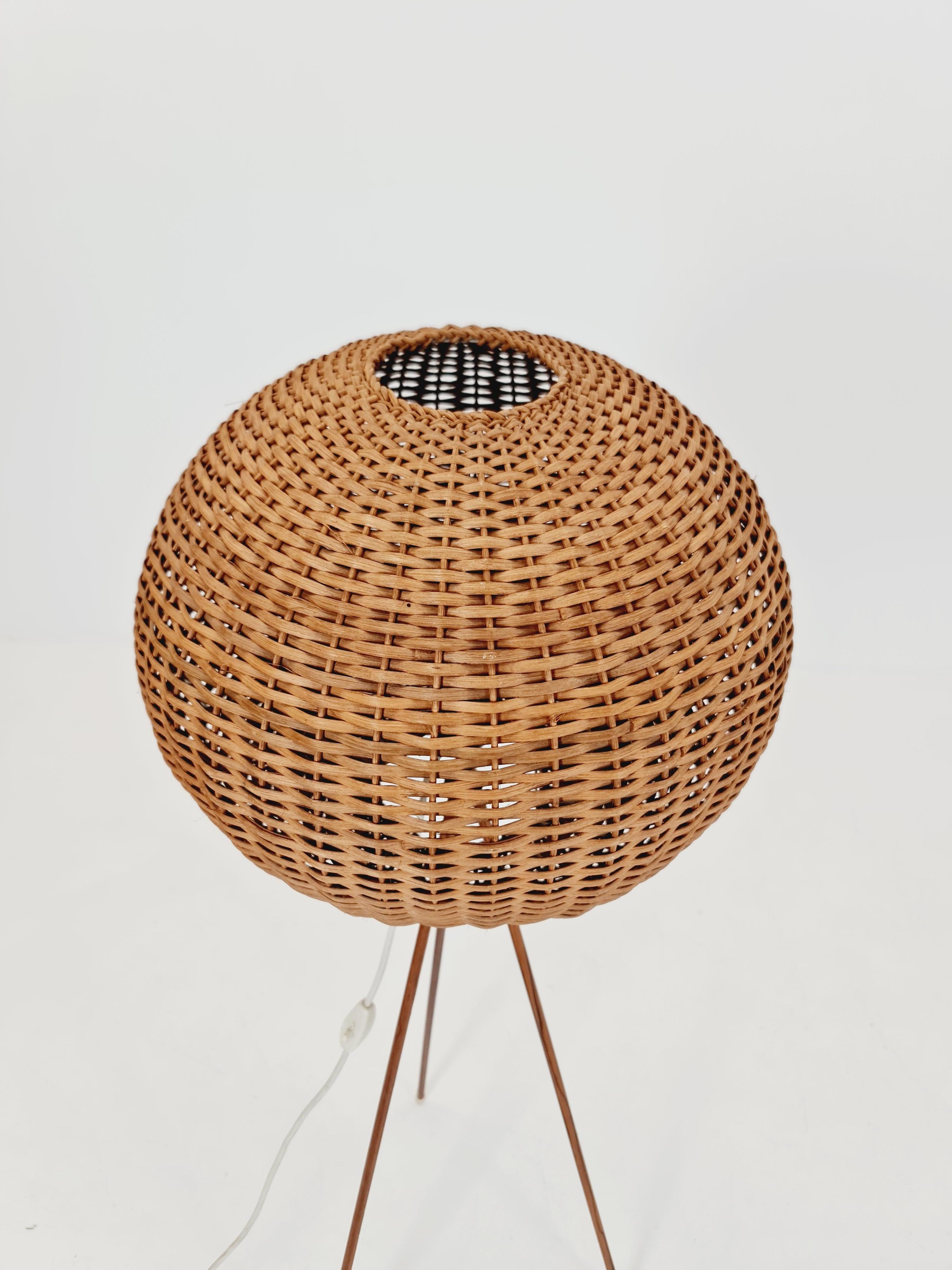 Mid century German tripod floor lamp teak wood & Rattan  1960s

The lamp is in great vintage condition. 

Dimension :
Height 110 cm
Diameter : 34  cm 
shade: 34x40 cm