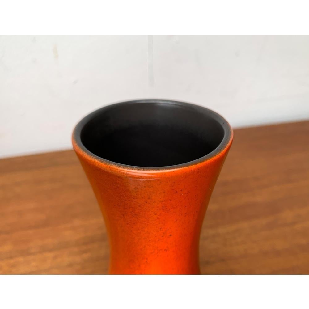 Vaso in ceramica della serie Urania della Germania di metà secolo per Wächtersbach, anni '60, in ottime condizioni. Progettato tra il 1960 e il 1969 Questo pezzo ha un marchio di attribuzione.

Informazioni aggiuntive:
Materiali: Ceramica
Colore: