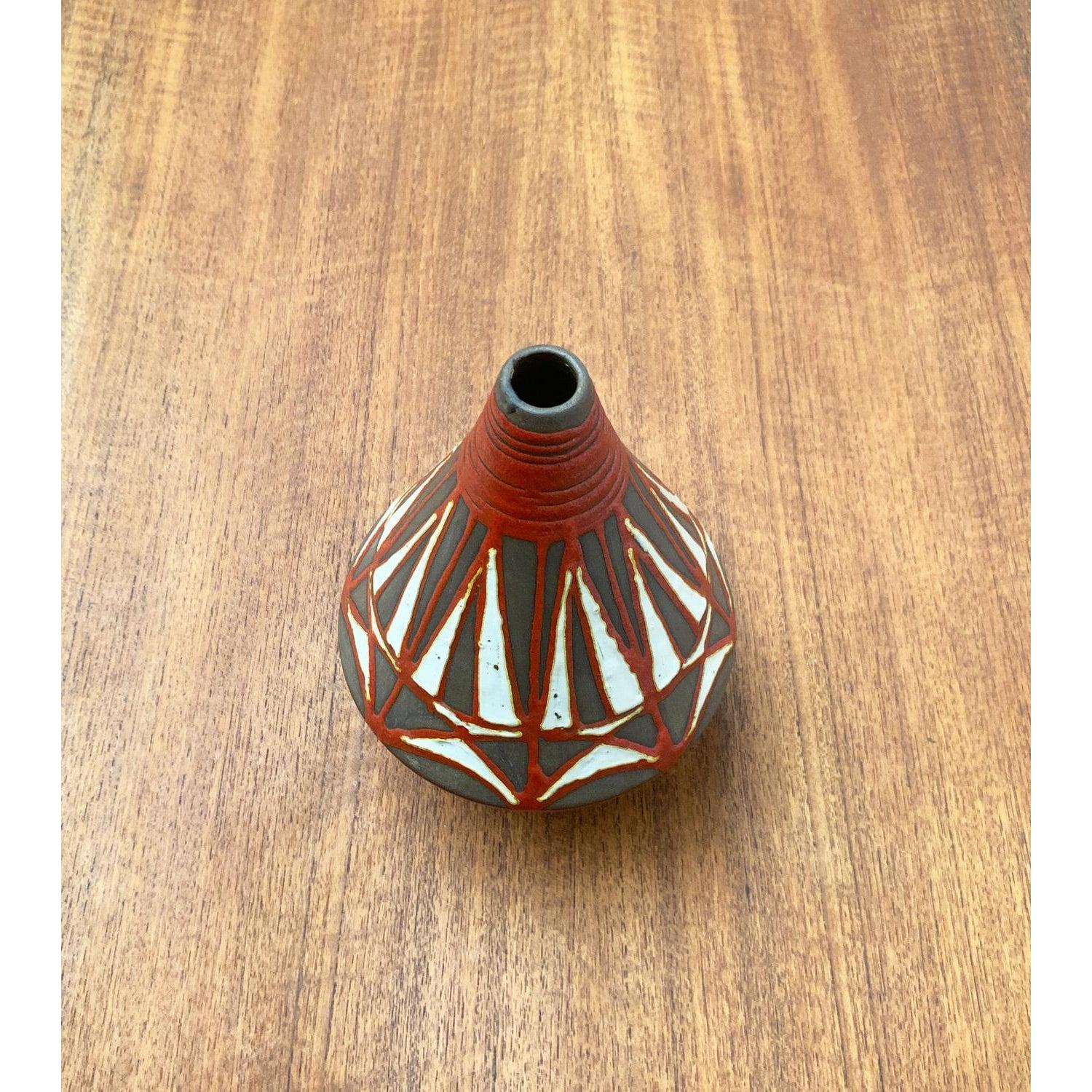 Vaso tedesco di metà secolo di Heidi Kippenberg, anni '60, in ottime condizioni. Progettato tra il 1960 e il 1969 Questo pezzo ha un marchio di attribuzione.

Informazioni aggiuntive:
Materiali: Ceramica
Stili: Medioevo Moderno
Paese di origine: