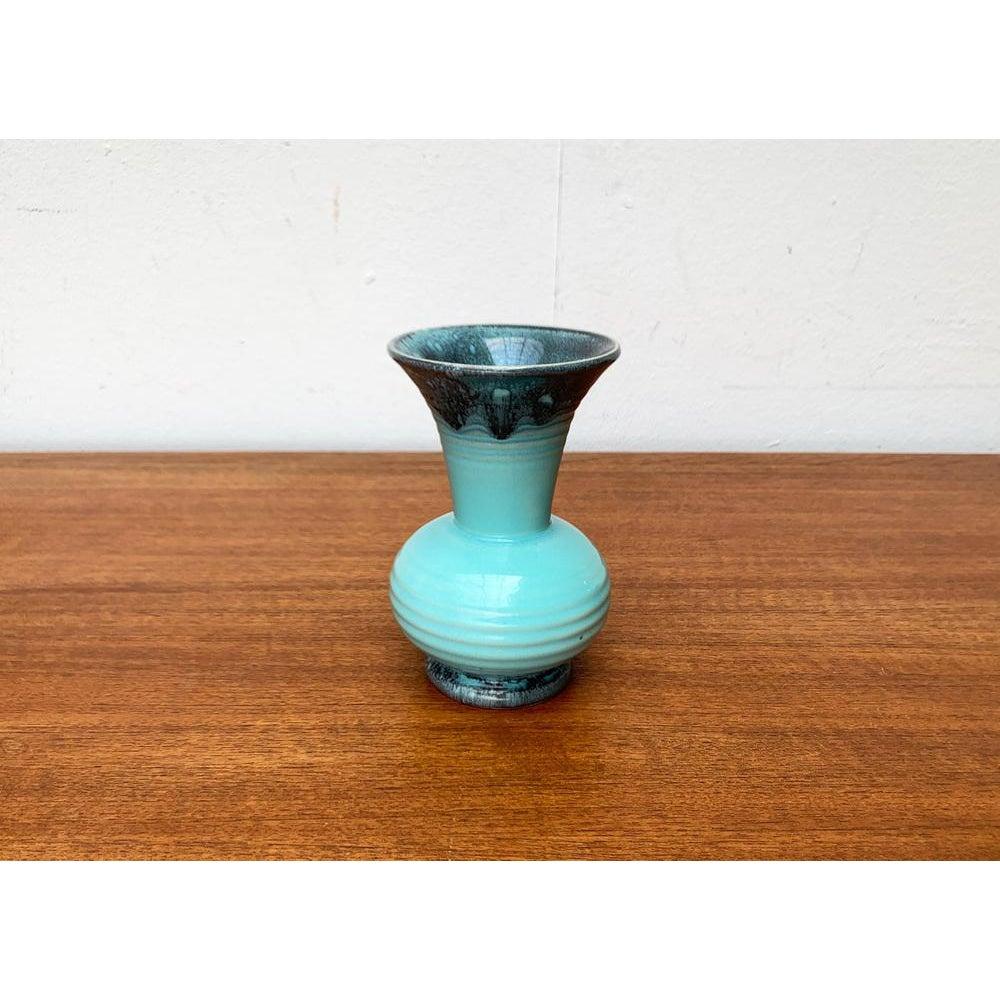 Vaso tedesco di metà secolo di Marzi & Remy, anni '50, in ottime condizioni. Progettato tra il 1950 e il 1959 Questo pezzo ha un marchio di attribuzione.

Informazioni aggiuntive:
Materiali: Ceramica
Colore: nero
Stili: Medioevo Moderno
Paese di