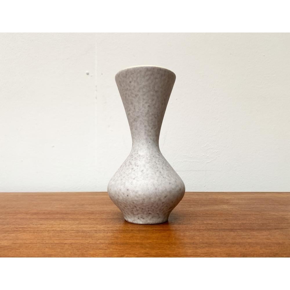 Vaso tedesco di metà secolo di Scheurich, anni '60, in ottime condizioni. Progettato tra il 1960 e il 1969 Questo pezzo ha un marchio di attribuzione.

Informazioni aggiuntive:
Materiali: Ceramica
Colore: grigio
Stili: Medioevo Moderno
Paese di