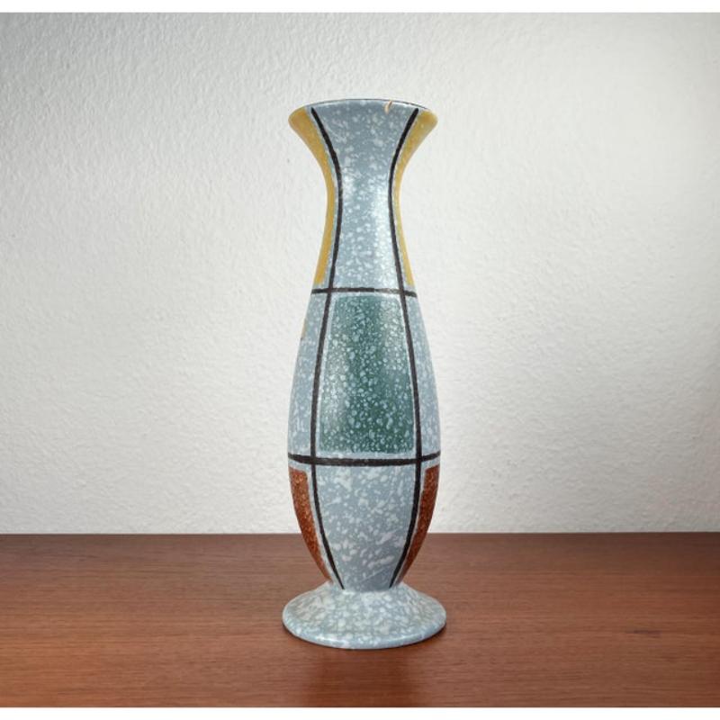 Vaso tedesco di metà secolo di Übelacker Keramik, anni '60, in buone condizioni. Progettato tra il 1960 e il 1969 Questo pezzo ha un marchio di attribuzione.

Informazioni aggiuntive:
Materiali: Ceramica
Colore: nero
Periodo: 1960s
Paese di origine: