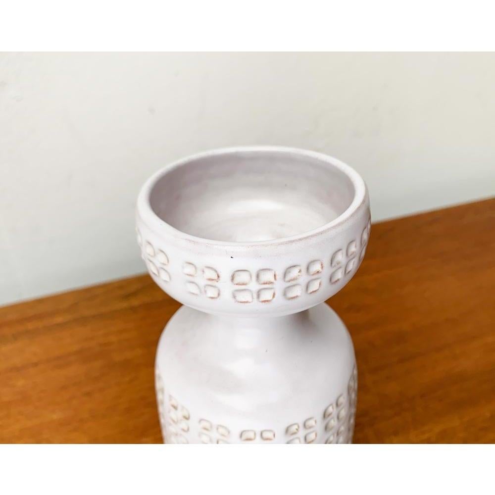 Vaso tedesco di metà secolo di Wächtersbach, anni '60, in ottime condizioni. Progettato tra il 1960 e il 1969 Questo pezzo ha un marchio di attribuzione.

Informazioni aggiuntive:
Materiale: Ceramica
Colore: bianco
Stili: Moderno, Minimalista,