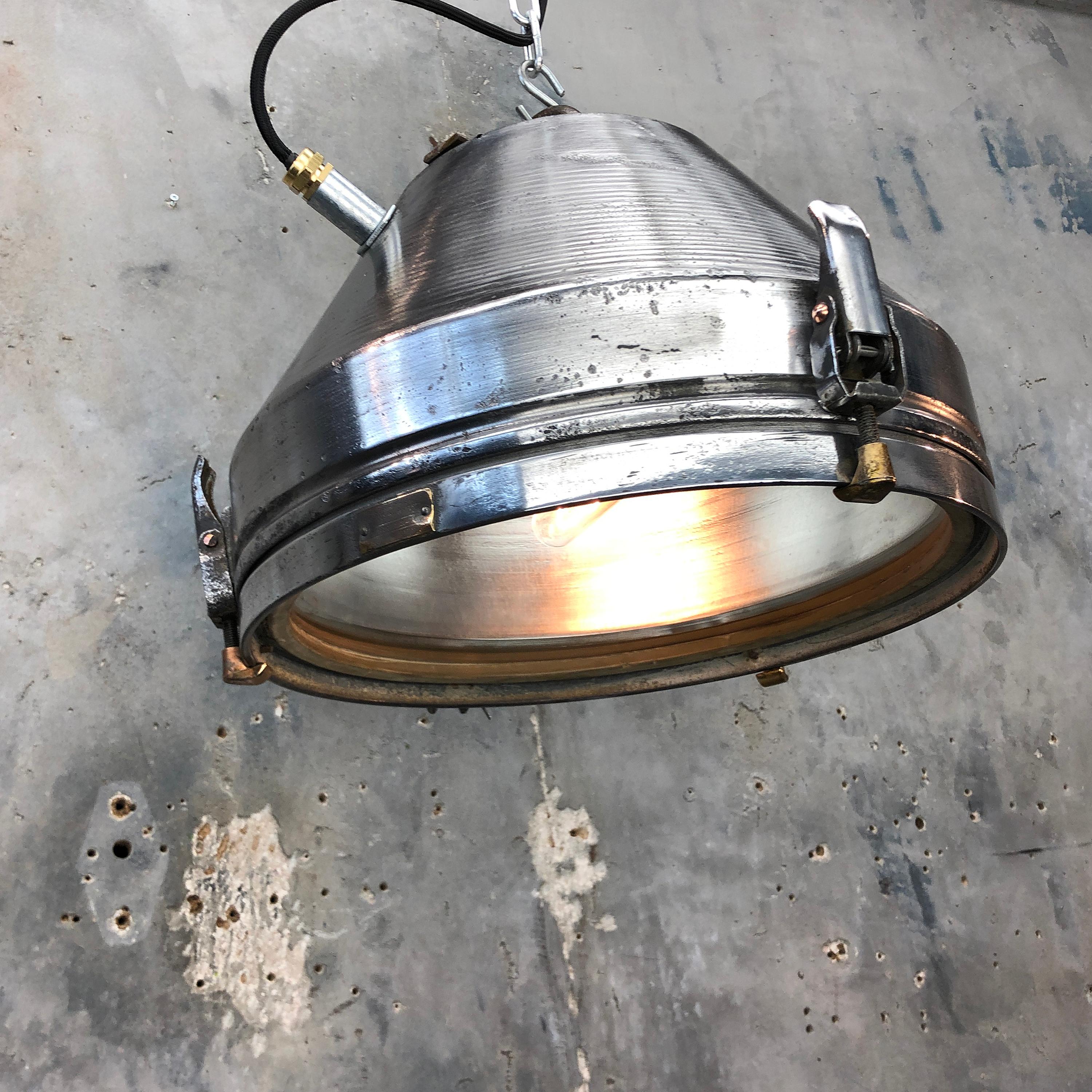 Pendentif en fer et aluminium industriel VEB du milieu du siècle avec ampoule Edison en vente 2