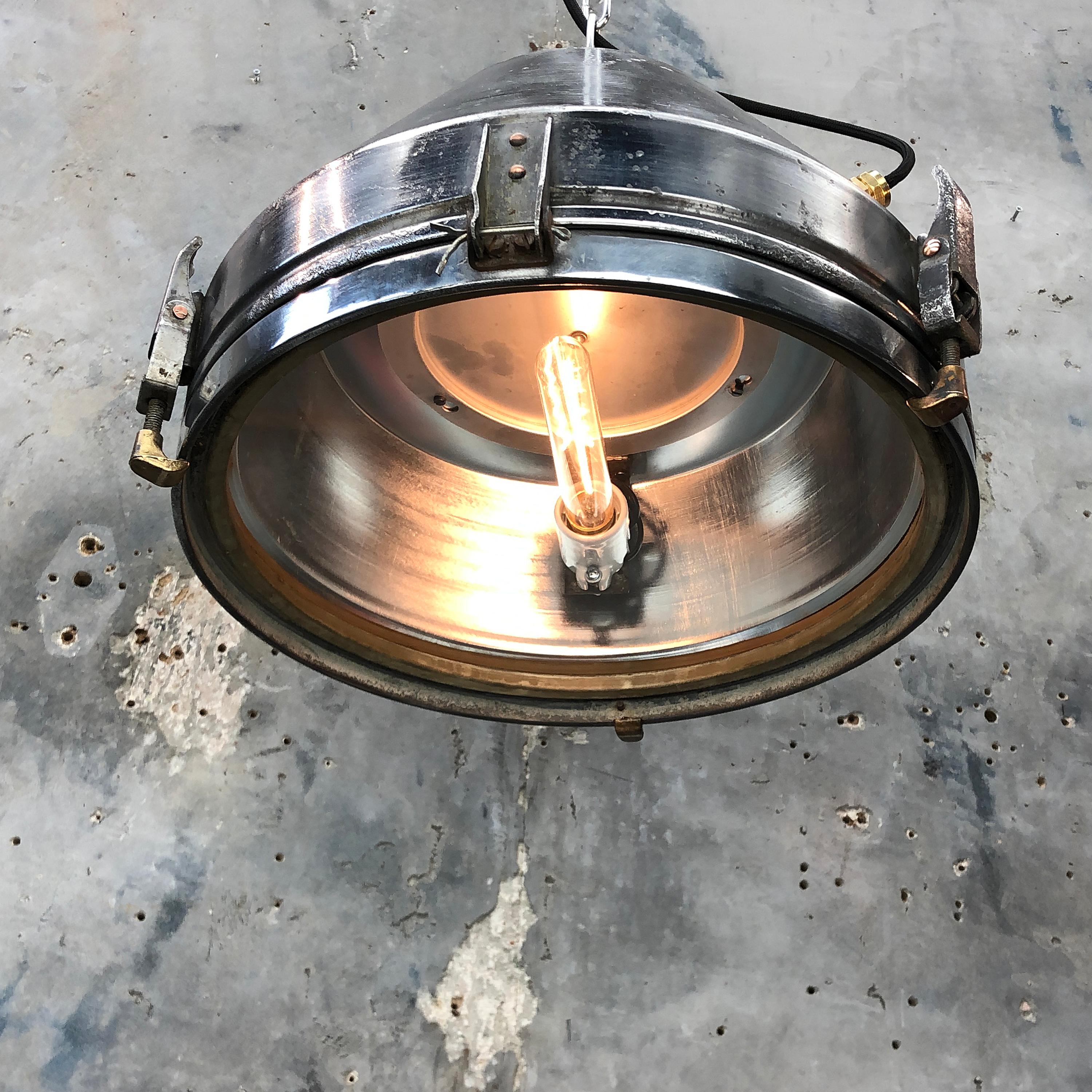Pendentif en fer et aluminium industriel VEB du milieu du siècle avec ampoule Edison en vente 4