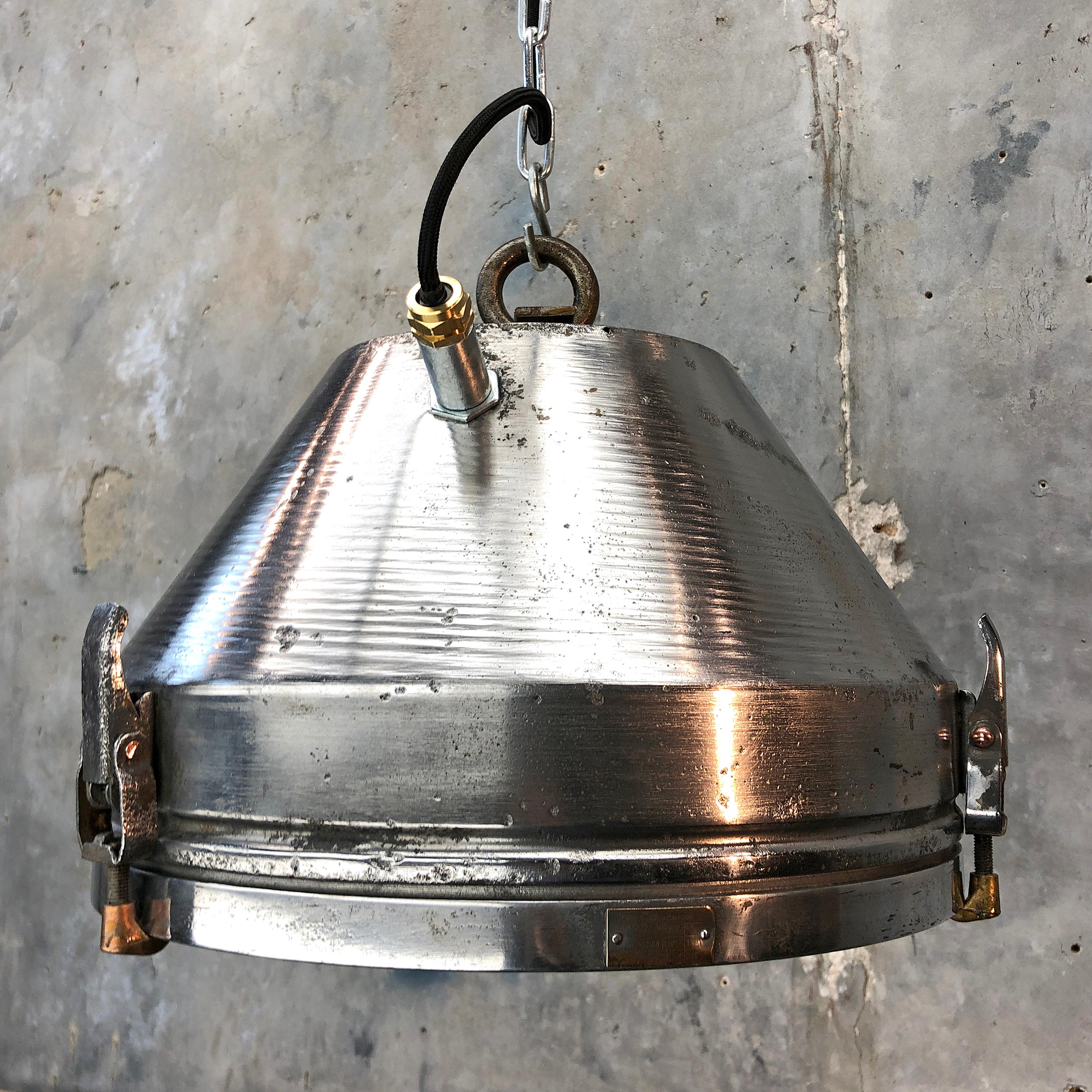 Pendentif en fer et aluminium industriel VEB du milieu du siècle avec ampoule Edison en vente 7