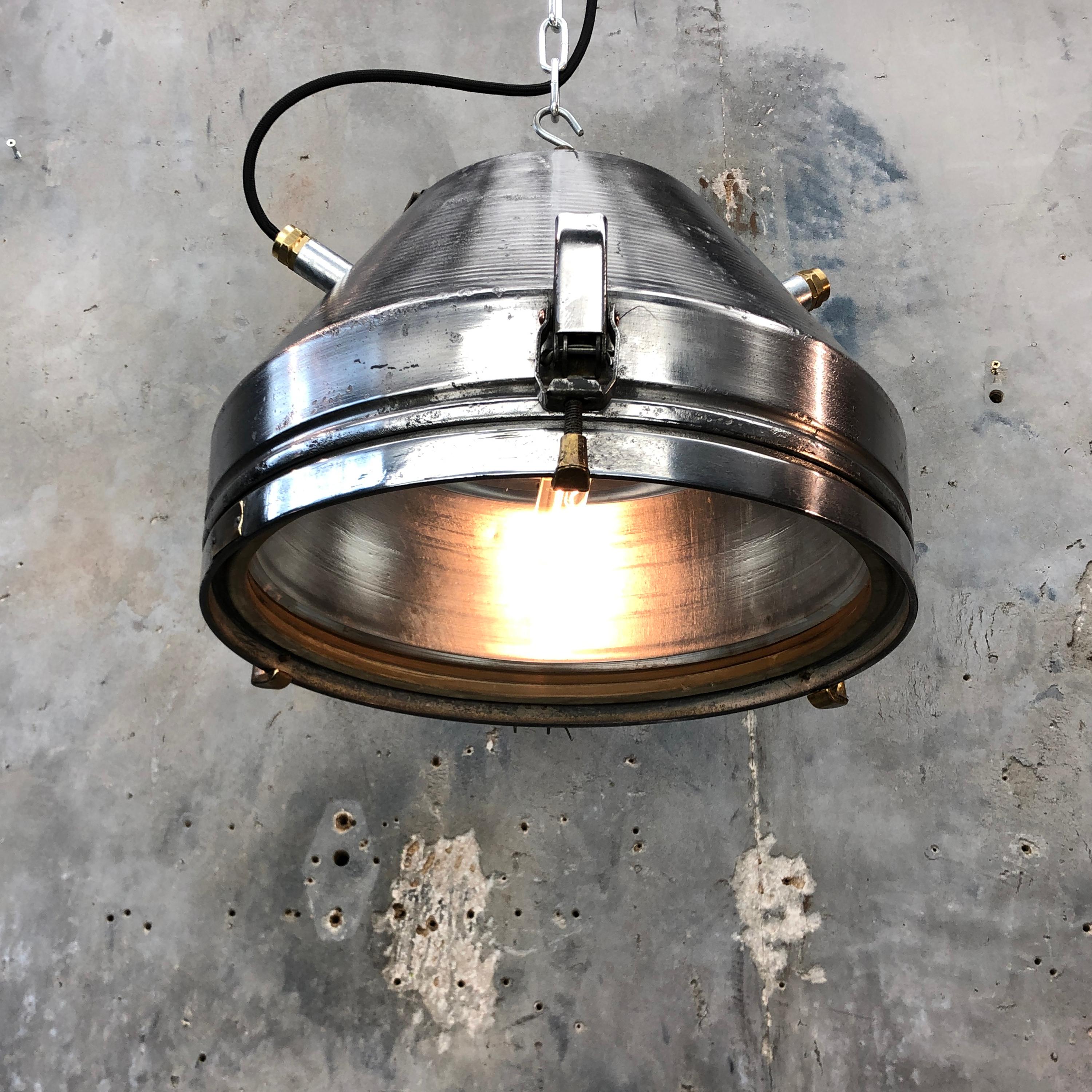 Pendentif en fer et aluminium industriel VEB du milieu du siècle avec ampoule Edison en vente 8