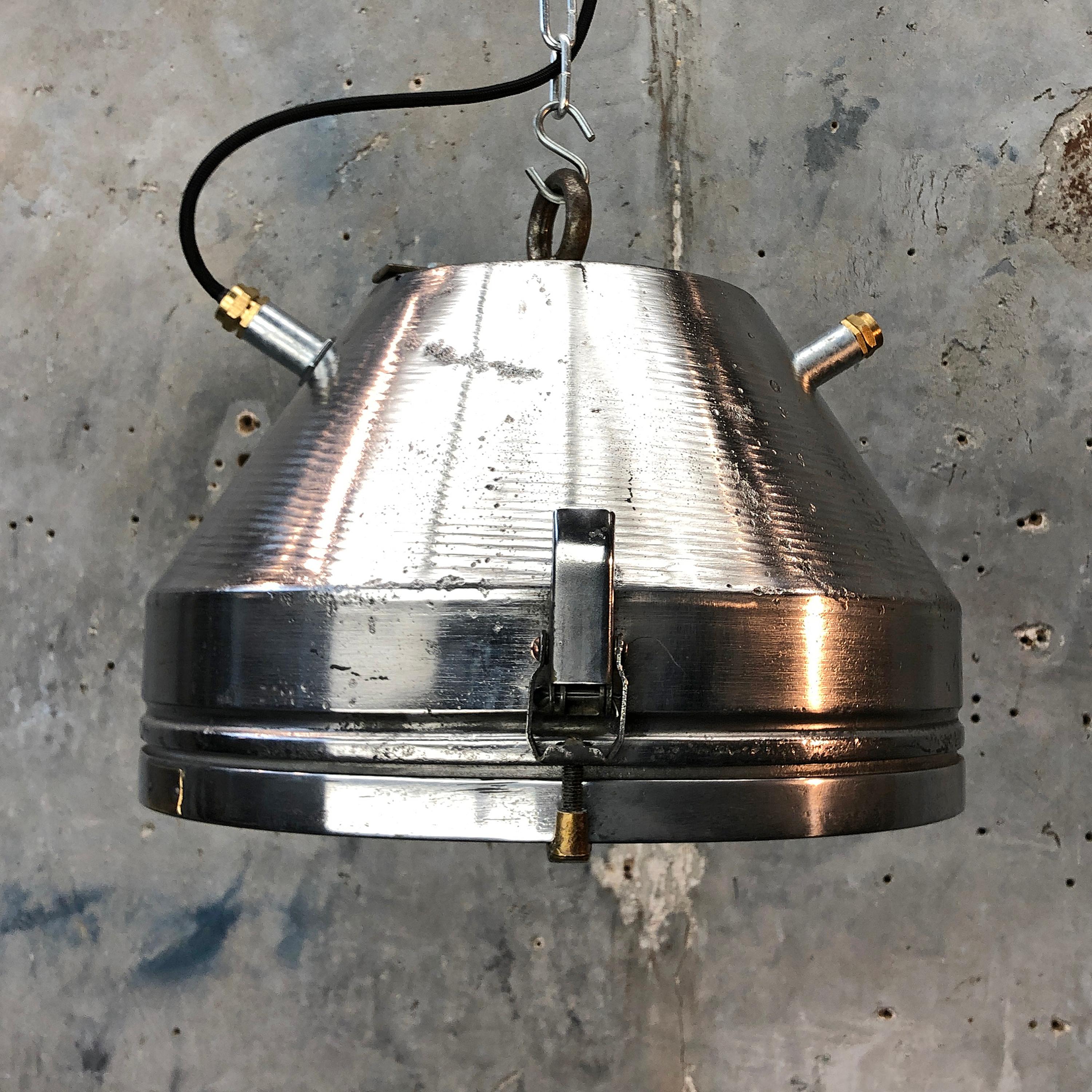 Pendentif en fer et aluminium industriel VEB du milieu du siècle avec ampoule Edison en vente 9