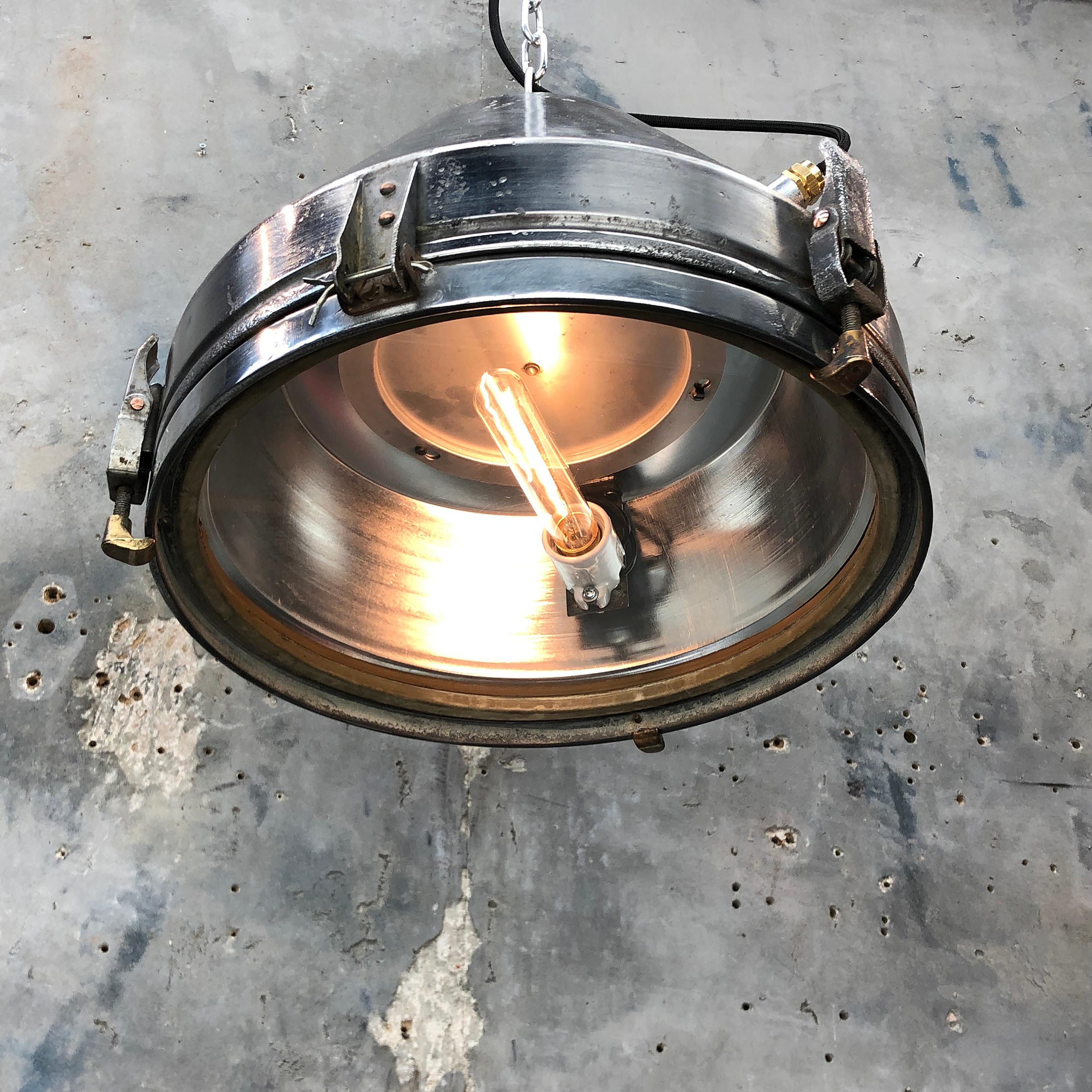 Allemand Pendentif en fer et aluminium industriel VEB du milieu du siècle avec ampoule Edison en vente