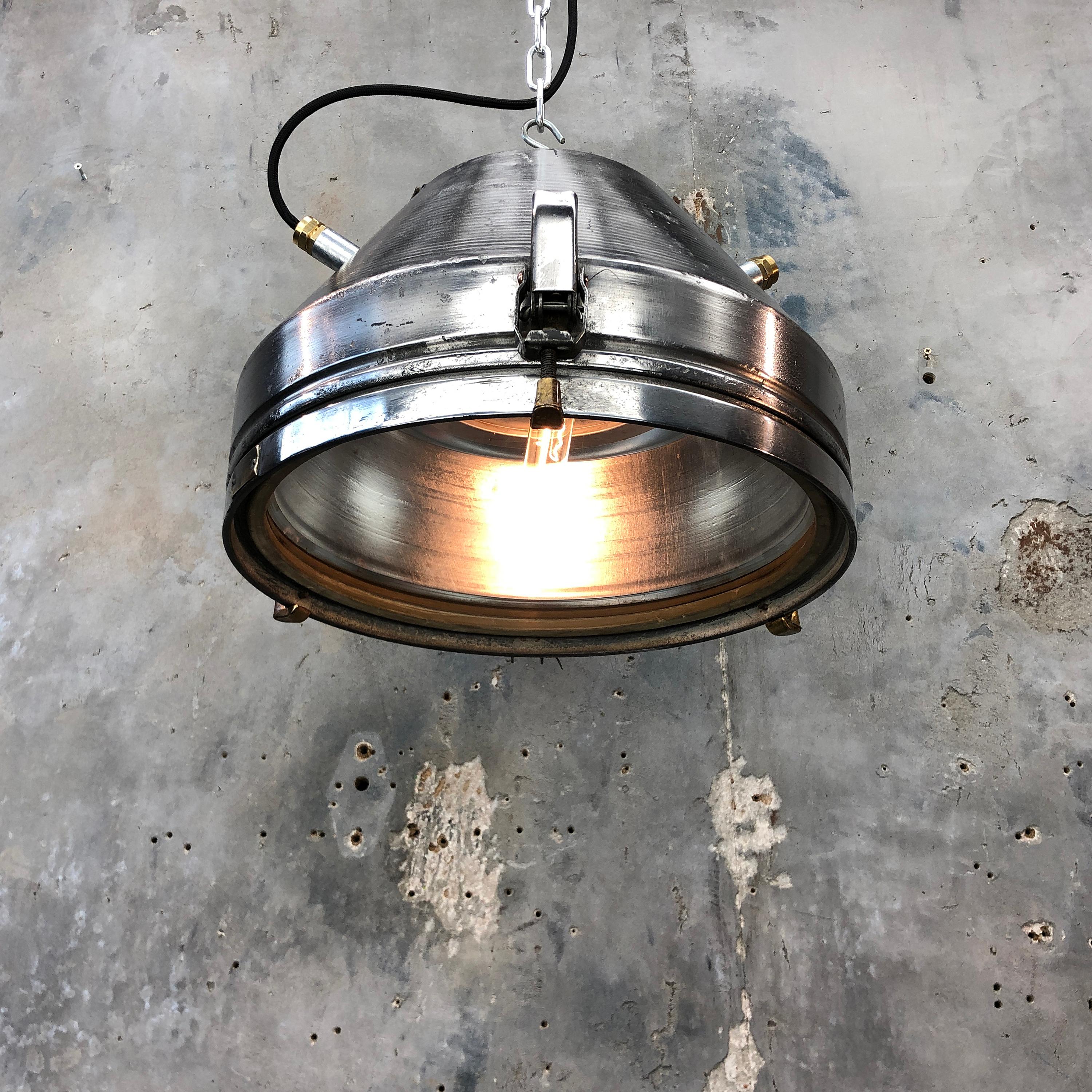 Aluminium Pendentif en fer et aluminium industriel VEB du milieu du siècle avec ampoule Edison en vente