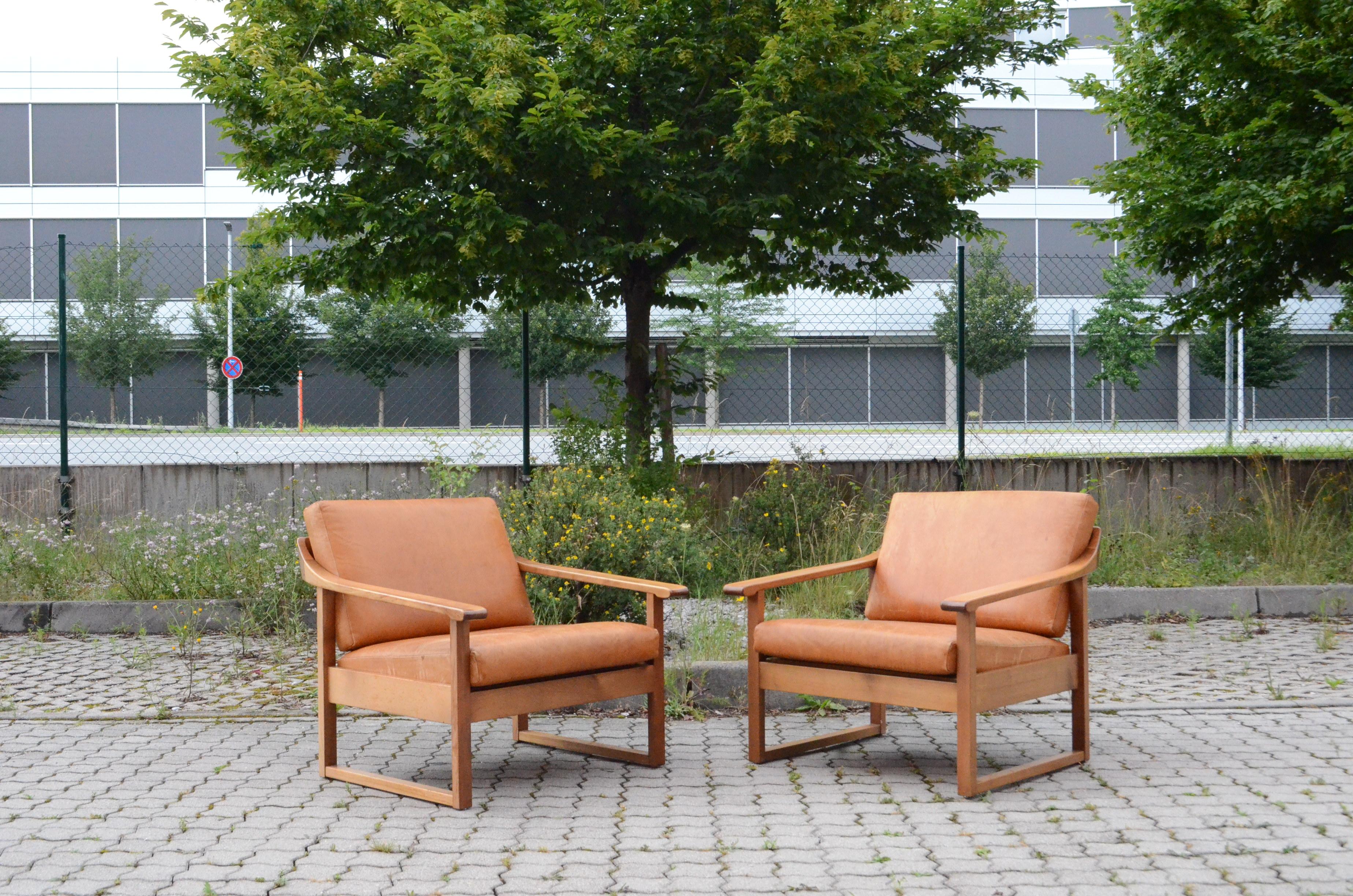 A mid century armchair easy Lounge chair in cognac leather and walnut wood.
Produced in Germany
The thick cognac leather is beautiful patinated.
Set of 2.
  