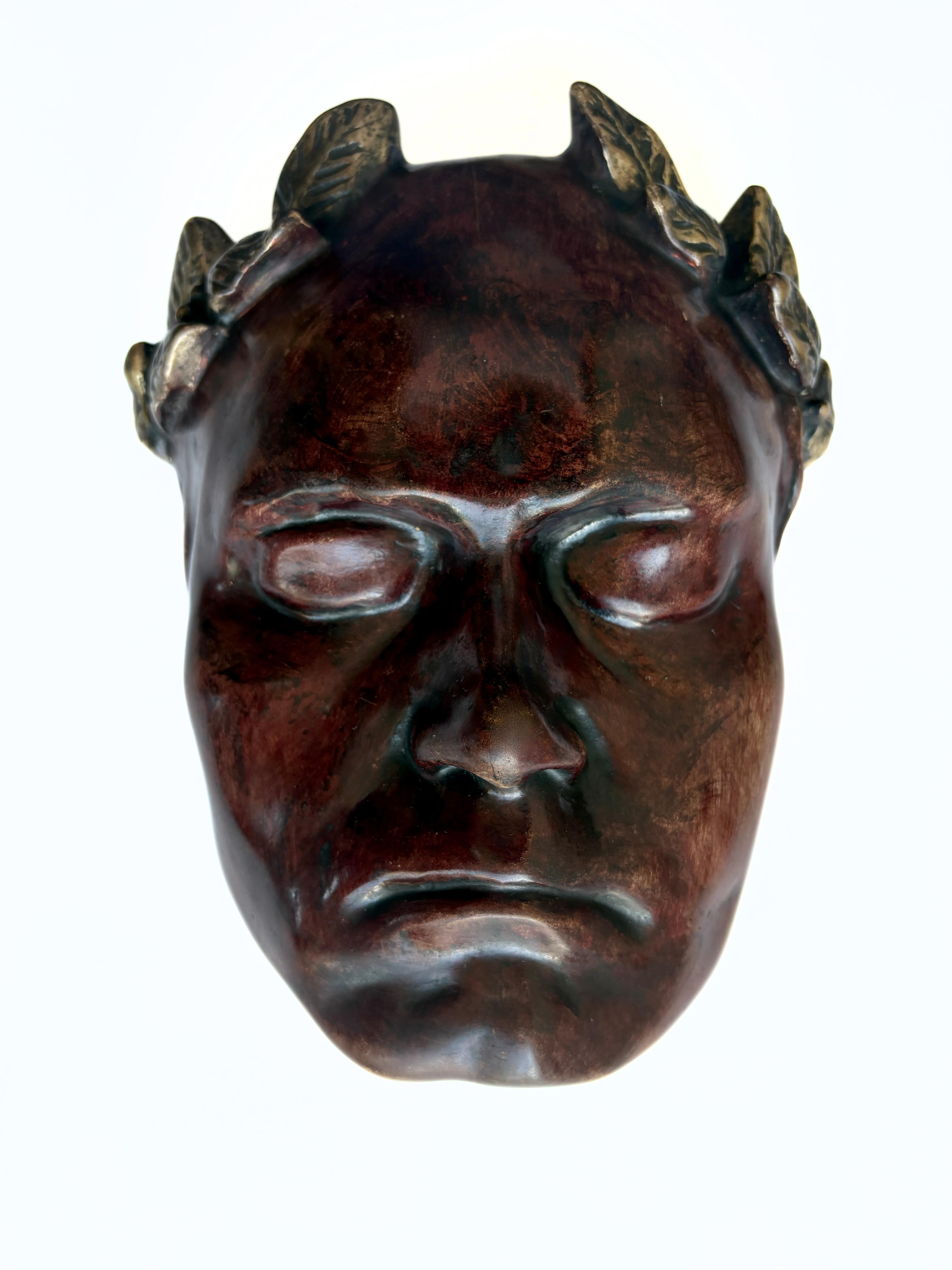 Eine seltene, handgefertigte Wandmaske aus den 1950er Jahren, hergestellt in Deutschland von Achatit, einer 1948 von Hans und Hanneliese Schirmer in Köln gegründeten Werkstatt (siehe Originaletikett auf der Rückseite). Diese Maske in Originalgröße,