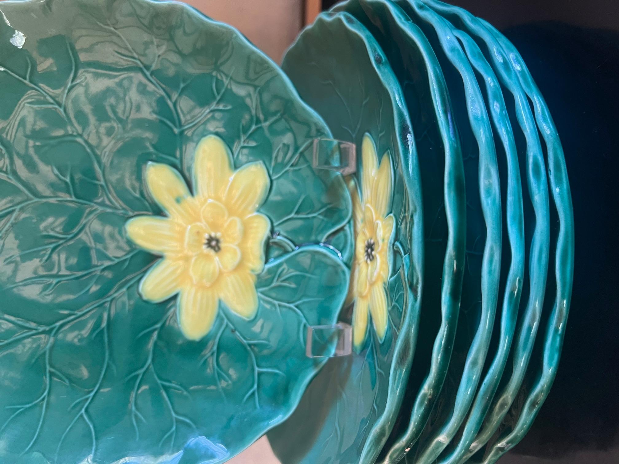 Peint à la main Set de 7 assiettes allemandes du milieu du siècle en forme de nénuphar et de feuille par Zell en vente