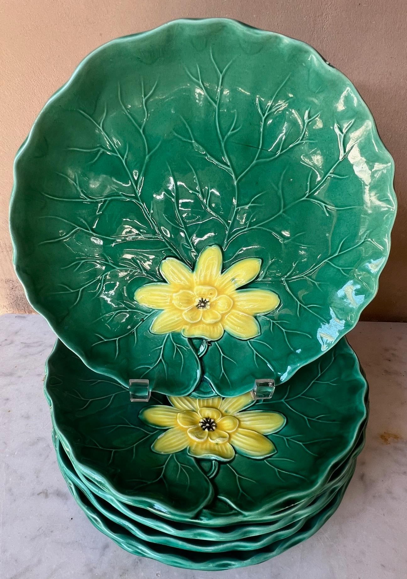 Céramique Set de 7 assiettes allemandes du milieu du siècle en forme de nénuphar et de feuille par Zell en vente