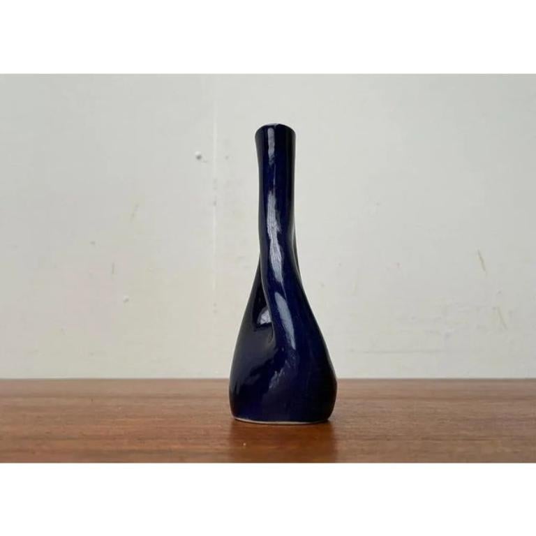 Vaso WGP di West German Pottery di metà secolo con forma organica, anni '60, in ottime condizioni. Progettato dal 1960 al 1969.

Informazioni aggiuntive:
Materiali: Ceramica
Stile: Medioevo Moderno
Paese di origine: Germania
Colore: blu
Tipo di