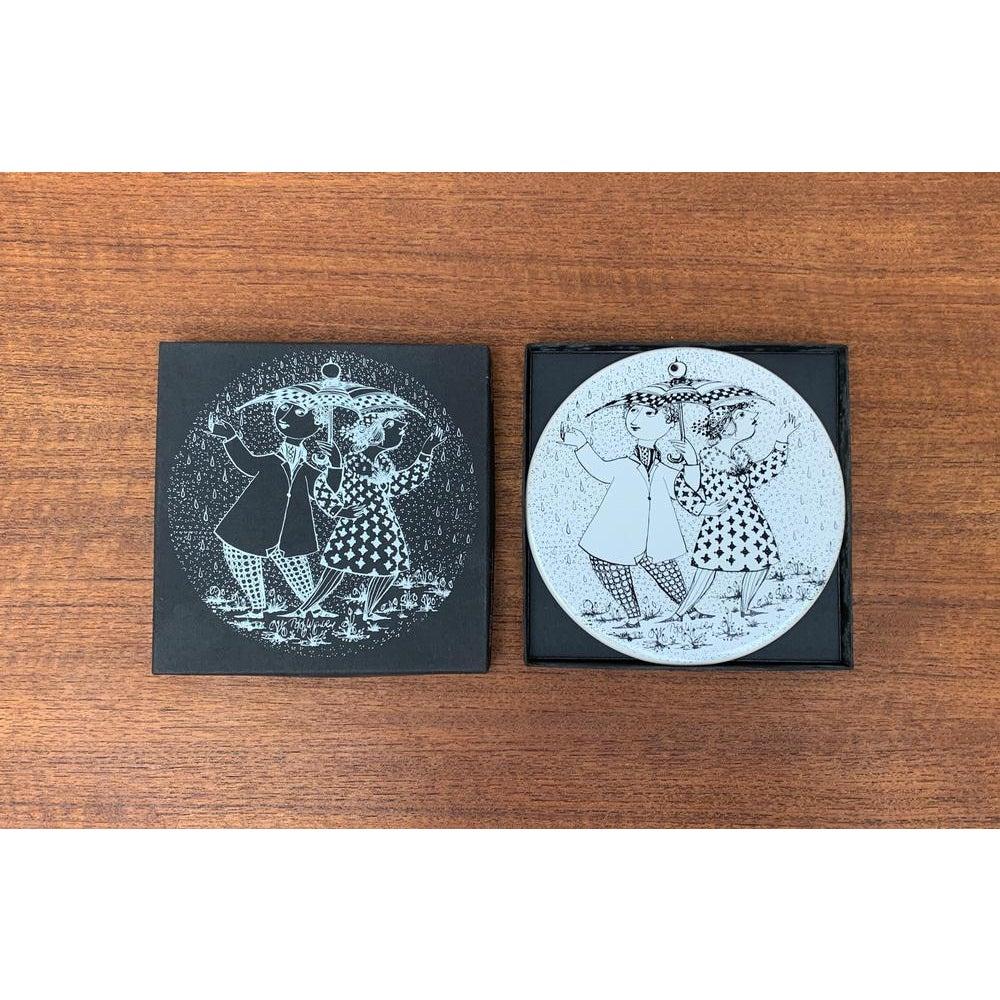 Placca da parete con calendario bianco tedesco di metà secolo di Bjørn Wiinblad per Rosenthal, in ottime condizioni. Progettato tra il 1960 e il 1969 Questo pezzo ha un marchio di attribuzione.

Informazioni aggiuntive:
Materiale: Porcellana
Colore: