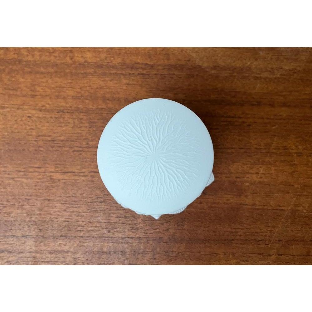 Caja de porcelana blanca alemana de mediados de siglo con tapa y diseño de concha, años 60 en venta 3