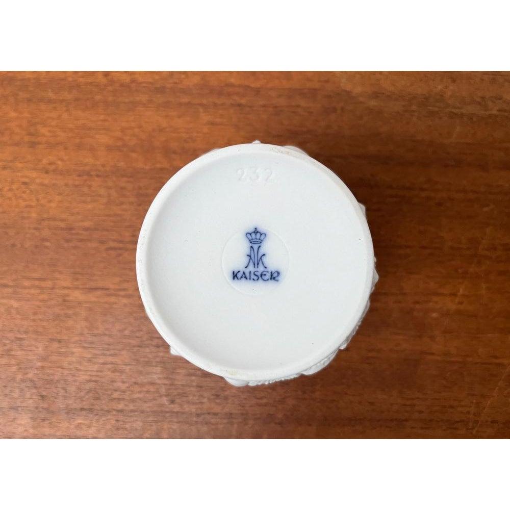 Caja de porcelana blanca alemana de mediados de siglo con tapa y diseño de concha, años 60 en venta 4