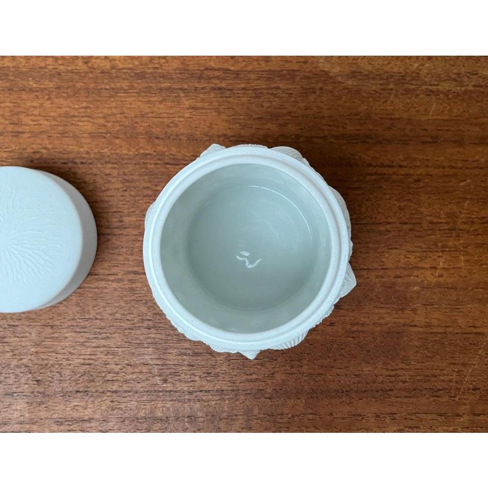 Caja de porcelana blanca alemana de mediados de siglo con tapa y diseño de concha, años 60 en venta 5