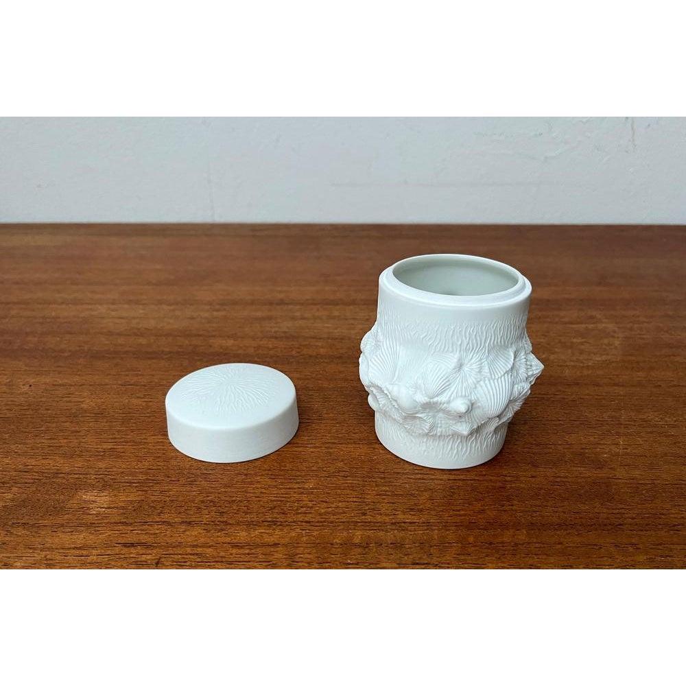 Caja alemana de mediados de siglo de porcelana blanca con tapa con diseño de concha de Kaiser, años 60, en muy buen estado. Diseñado de 1960 a 1969 Esta pieza tiene una marca de atribución.

Más información:
Materiales: Cerámica
Color: