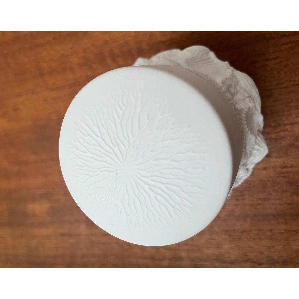 Caja de porcelana blanca alemana de mediados de siglo con tapa y diseño de concha, años 60 Alemán en venta