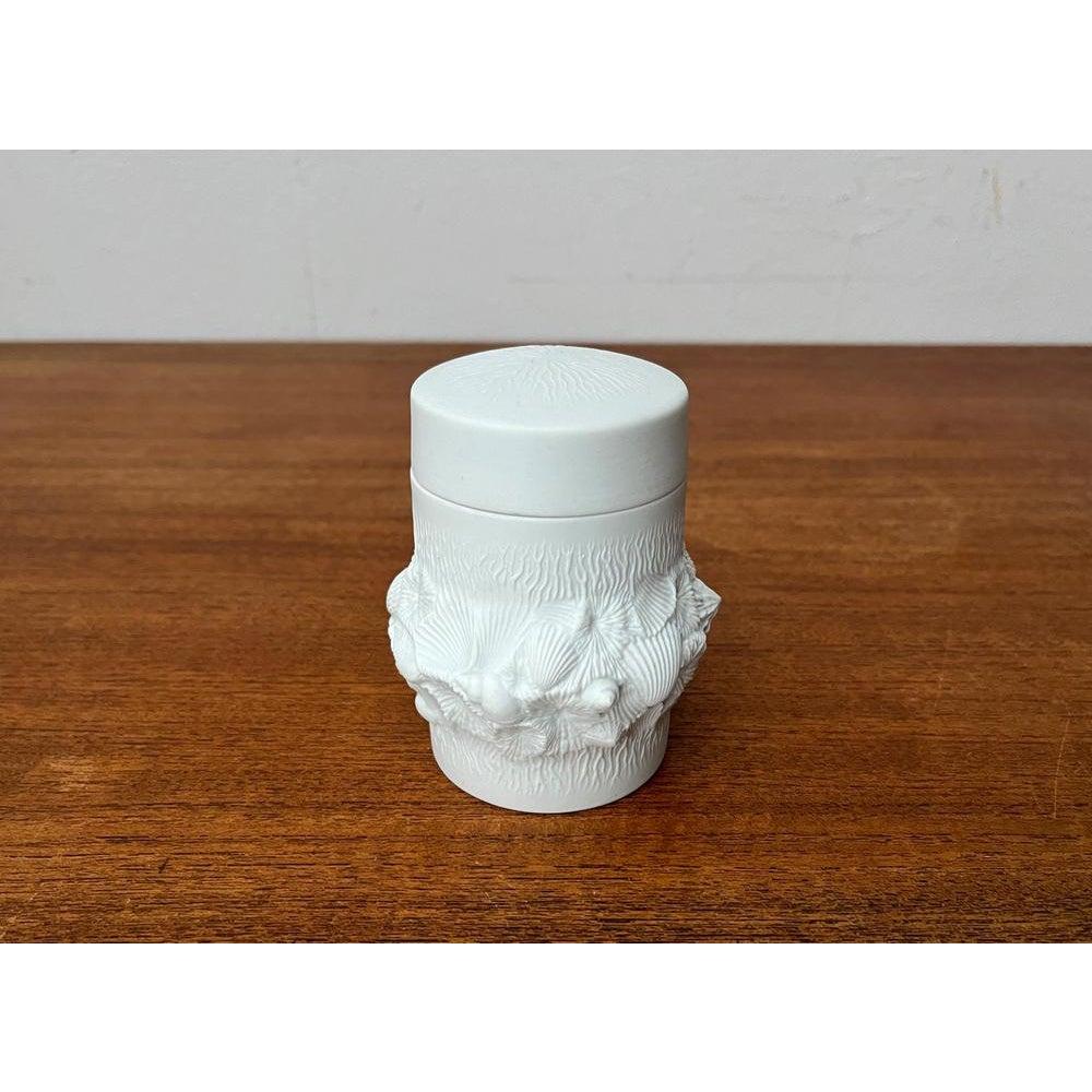 Caja de porcelana blanca alemana de mediados de siglo con tapa y diseño de concha, años 60 siglo XX en venta